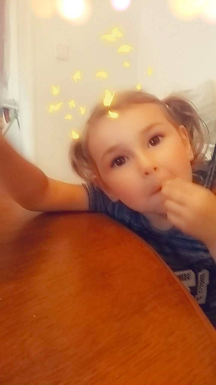 Sheilla a rejoint le concours — aidez-le/la à gagner de superbes lots ! blond, cheek, child, eye, face, finger, forehead, girl, hair, hand, head, human_hair_color, infant, leg, mouth, nose, person, product, selfie, skin