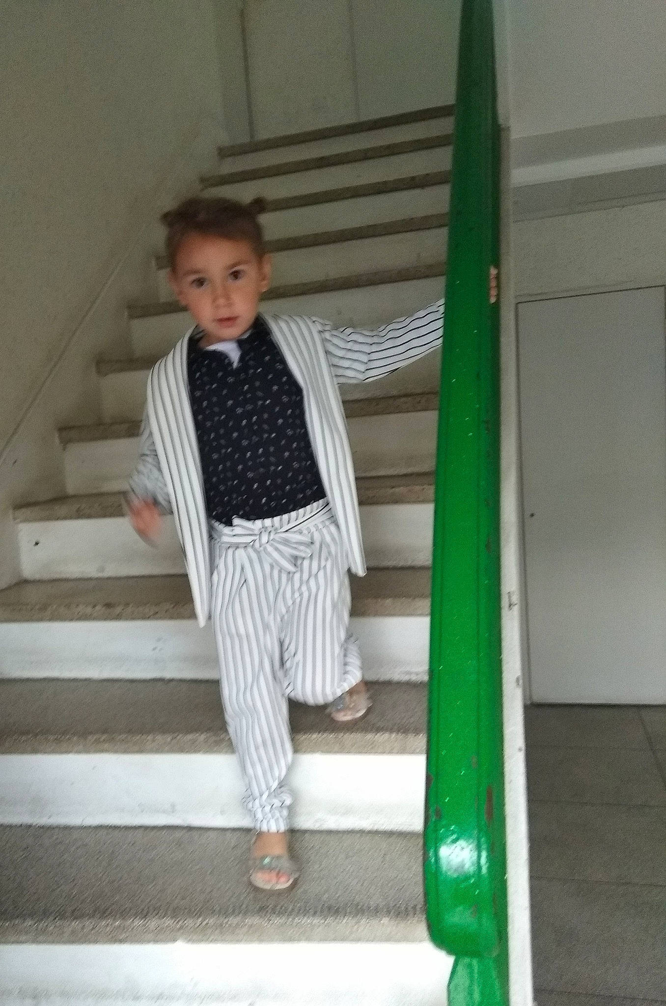 Sheilla a rejoint le concours — aidez-le/la à gagner de superbes lots ! boy, child, clothing, day, fun, girl, green, jeans, material, outerwear, pattern, person, product, sleeve, standing, suit, textile, toddler, trousers