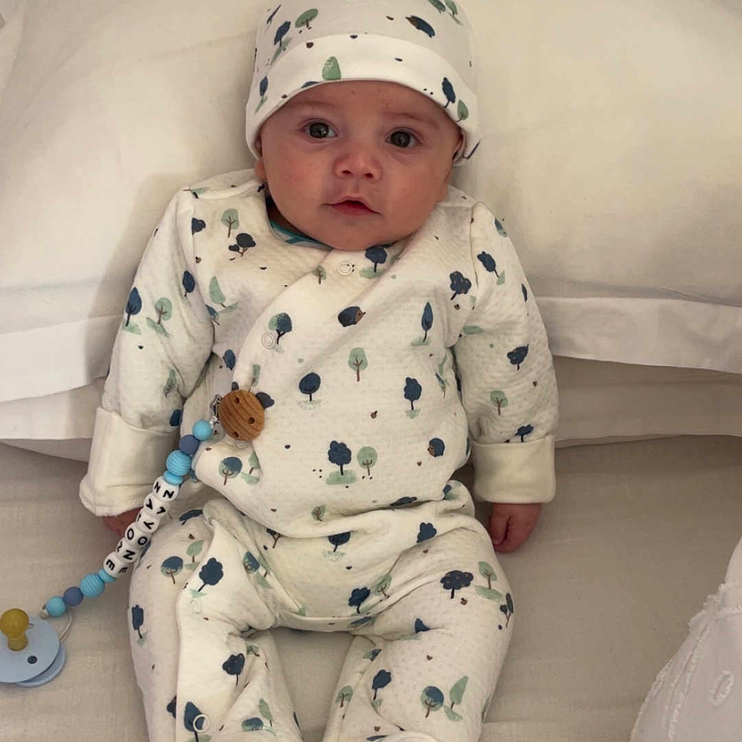 Zayone a rejoint le concours — aidez-le/la à gagner de superbes lots ! baby, infant, pajamas, hat, pacifier, bed, bedding, blanket, child, cute, indoors, person, sleepwear, soft, lying, small, newborn, patterned_clothing, rest, comfort