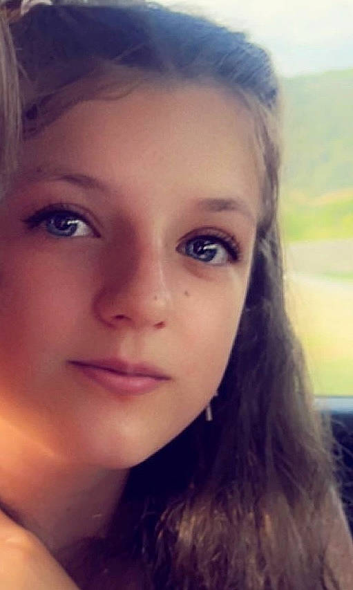 Inès participe au concours pour gagner de l'argent avec cette photo : black_hair, blond, cheek, cloud, eyebrow, eyelash, facial_expression, flash_photography, forehead, grass, happy, iris, jaw, lip, long_hair, nose, person, selfie, shoulder, smile