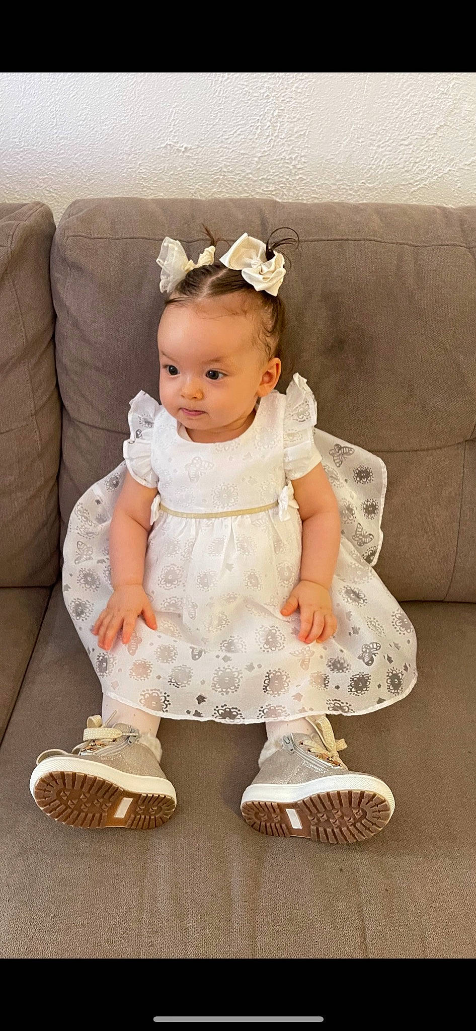 Thalia a rejoint le concours — aidez-le/la à gagner de superbes lots ! baby, baby_toddler_clothing, child, dress, embellishment, eyelash, fashion_accessory, hair_accessory, headband, headpiece, jewellery, pattern, peach, person, shoe, sitting, sleeve, textile, toddler, toy