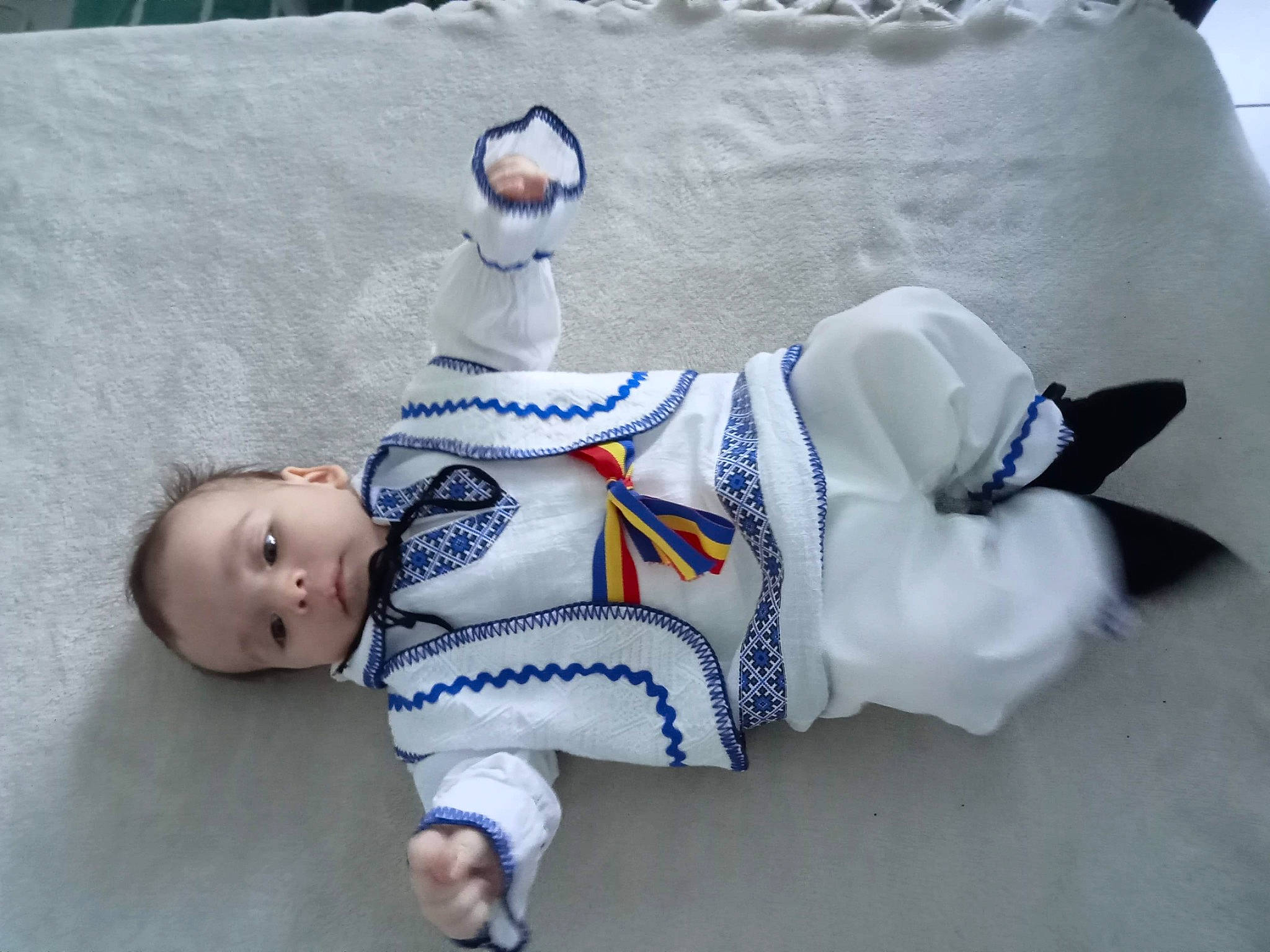 Ianis a rejoint le concours — aidez-le/la à gagner de superbes lots ! baby, baby_toddler_clothing, carmine, child, comfort, flooring, foot, fun, fur, linens, pattern, person, sitting, sleeve, textile, toddler, white, wood