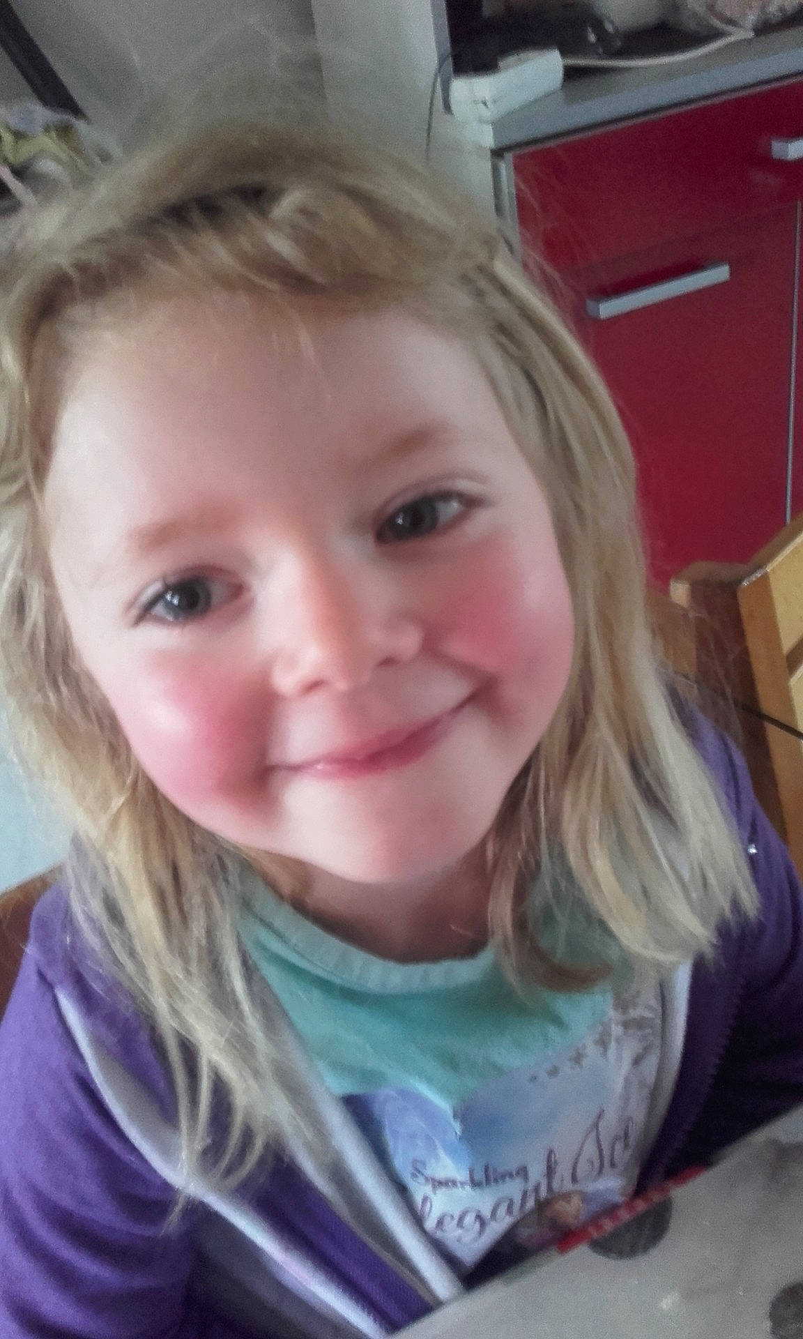 Meline a rejoint le concours — aidez-le/la à gagner de superbes lots ! blond, child, eye, face, facial_expression, girl, hair, hairstyle, head, joy, organ, person, portrait, selfie, skin, smile, toddler