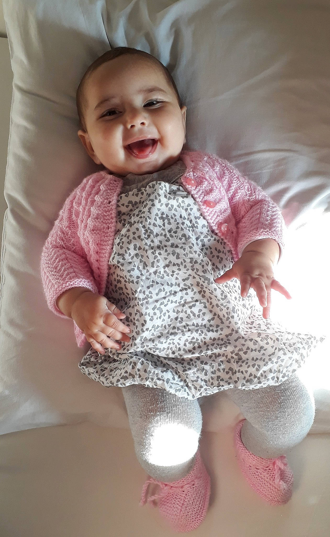 Sheryne a rejoint le concours — aidez-le/la à gagner de superbes lots ! arm, baby, baby_laughing, baby_toddler_clothing, cheek, comfort, finger, hand, happy, magenta, organ, outerwear, person, pink, product, skin, sleeve, smile, sock, textile