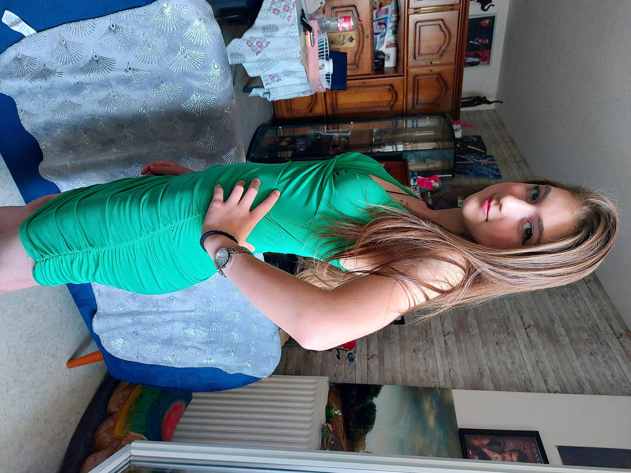 Heline a rejoint le concours — aidez-le/la à gagner de superbes lots ! arm, child, comfort, elbow, electric_blue, fun, happy, human_leg, joint, leg, leisure, person, room, shorts, shoulder, t_shirt, textile, thigh, trunk, vacation