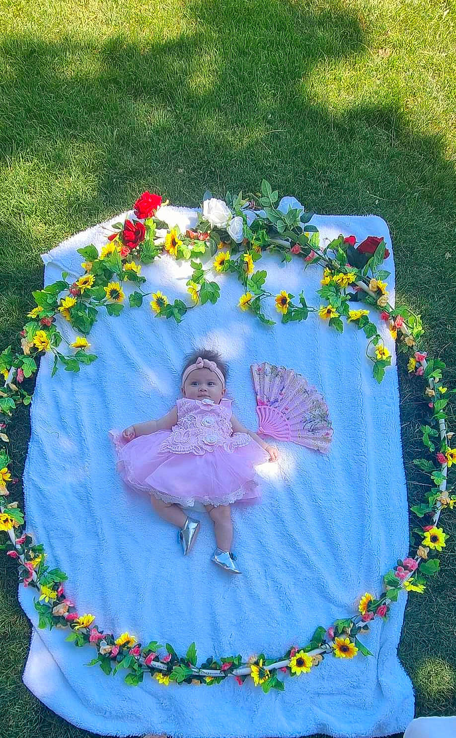 Amira participe au concours pour gagner de l'argent avec cette photo : angel, art, botany, cemetery, circle, dress, event, floral_design, flower, garden, grass, grave, groundcover, headwear, magenta, pattern, person, petal, plant, symmetry