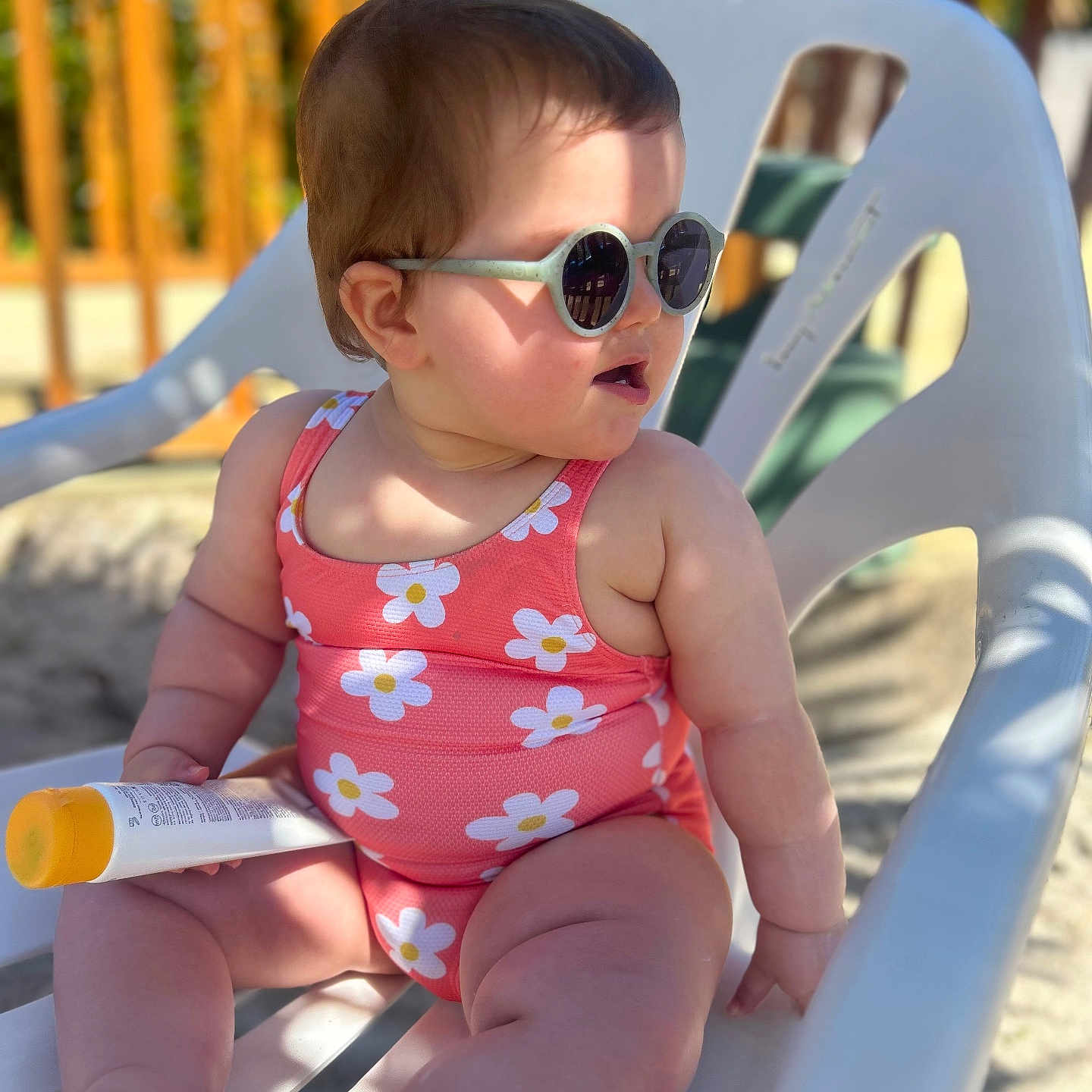 Jade a rejoint le concours — aidez-le/la à gagner de superbes lots ! accessories, baby, clothing, cream, cutlery, dessert, face, food, furniture, glasses, head, outdoors, person, photography, portrait, sitting, spoon, summer, sunglasses, swimwear