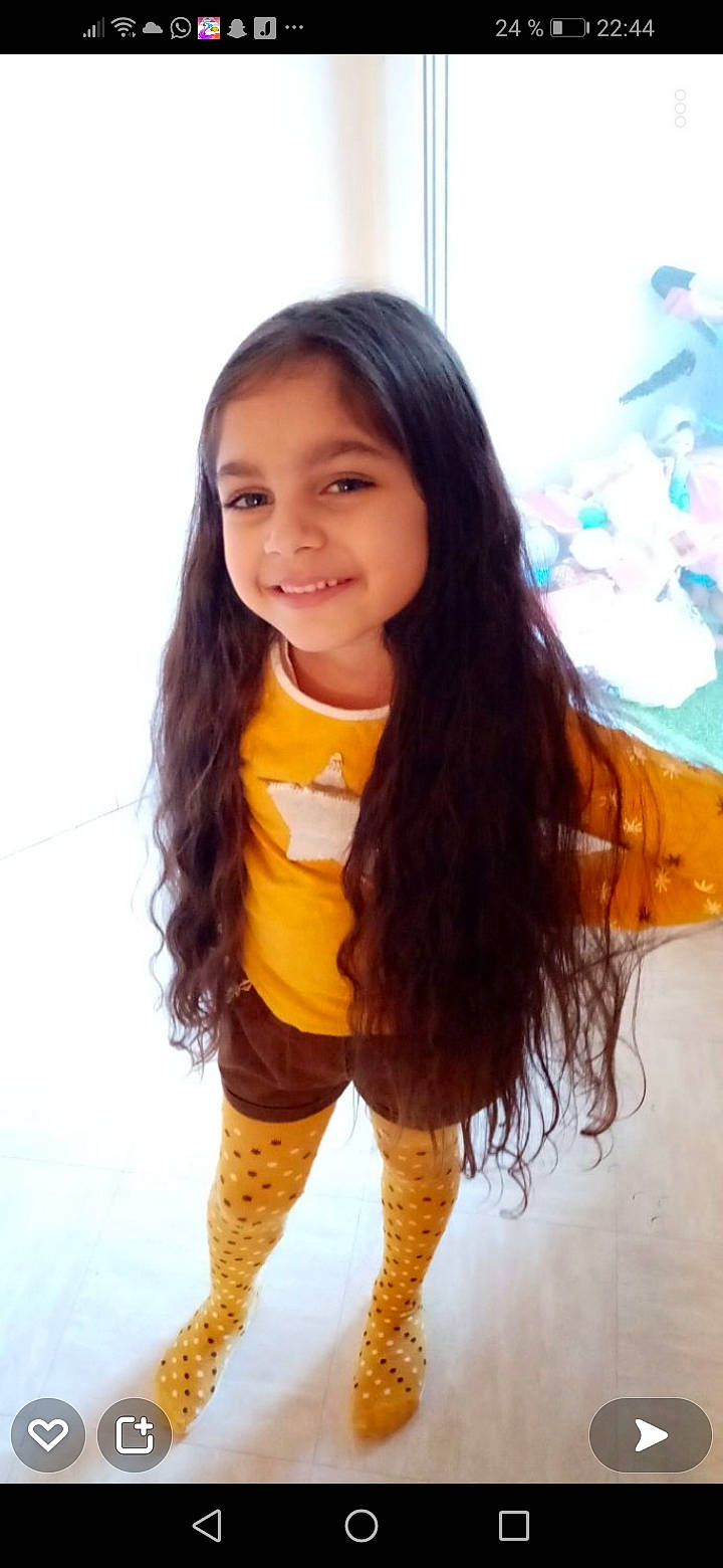 Isabelle participe au concours pour gagner de l'argent avec cette photo : bangs, black_hair, brown_hair, face, gesture, hair, happy, human_leg, joy, layered_hair, lip, long_hair, neck, people_in_nature, person, scarf, sleeve, smile, thigh, thumb