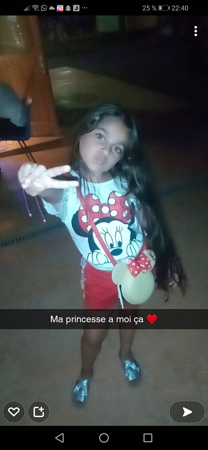 Isabelle participe au concours pour gagner de l'argent avec cette photo : baby_toddler_clothing, ball, black_hair, entertainment, event, face, fictional_character, flash_photography, football, fun, hair, happy, head, human_leg, performing_arts, person, shorts, sports_equipment, t_shirt, thigh