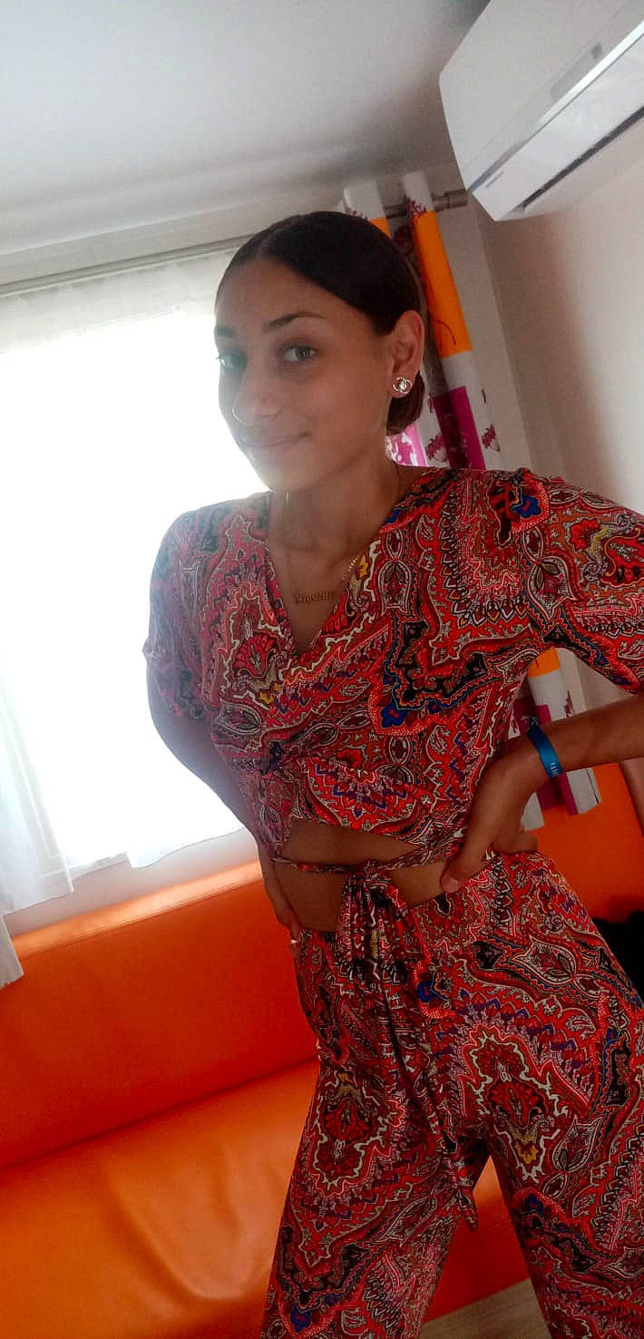 Henriette a rejoint le concours — aidez-le/la à gagner de superbes lots ! abdomen, black_hair, event, fashion_design, formal_wear, human_leg, jewellery, joint, joy, magenta, motif, neck, pattern, peach, person, room, sari, shoulder, skin, sleeve