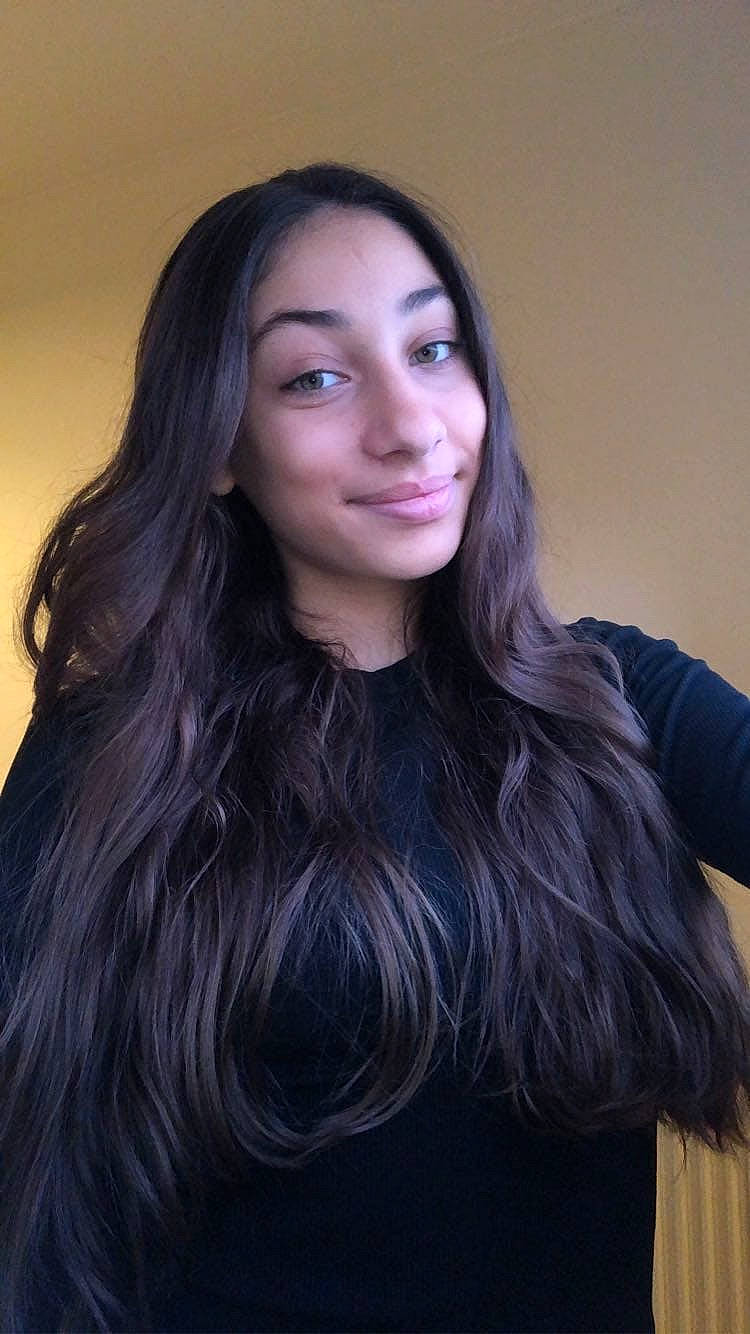 Henriette a rejoint le concours — aidez-le/la à gagner de superbes lots ! black_hair, dress, electric_blue, eyebrow, eyelash, face, fashion_design, flash_photography, gesture, iris, joy, layered_hair, lip, long_hair, makeover, neck, person, purple, shoulder, sleeve