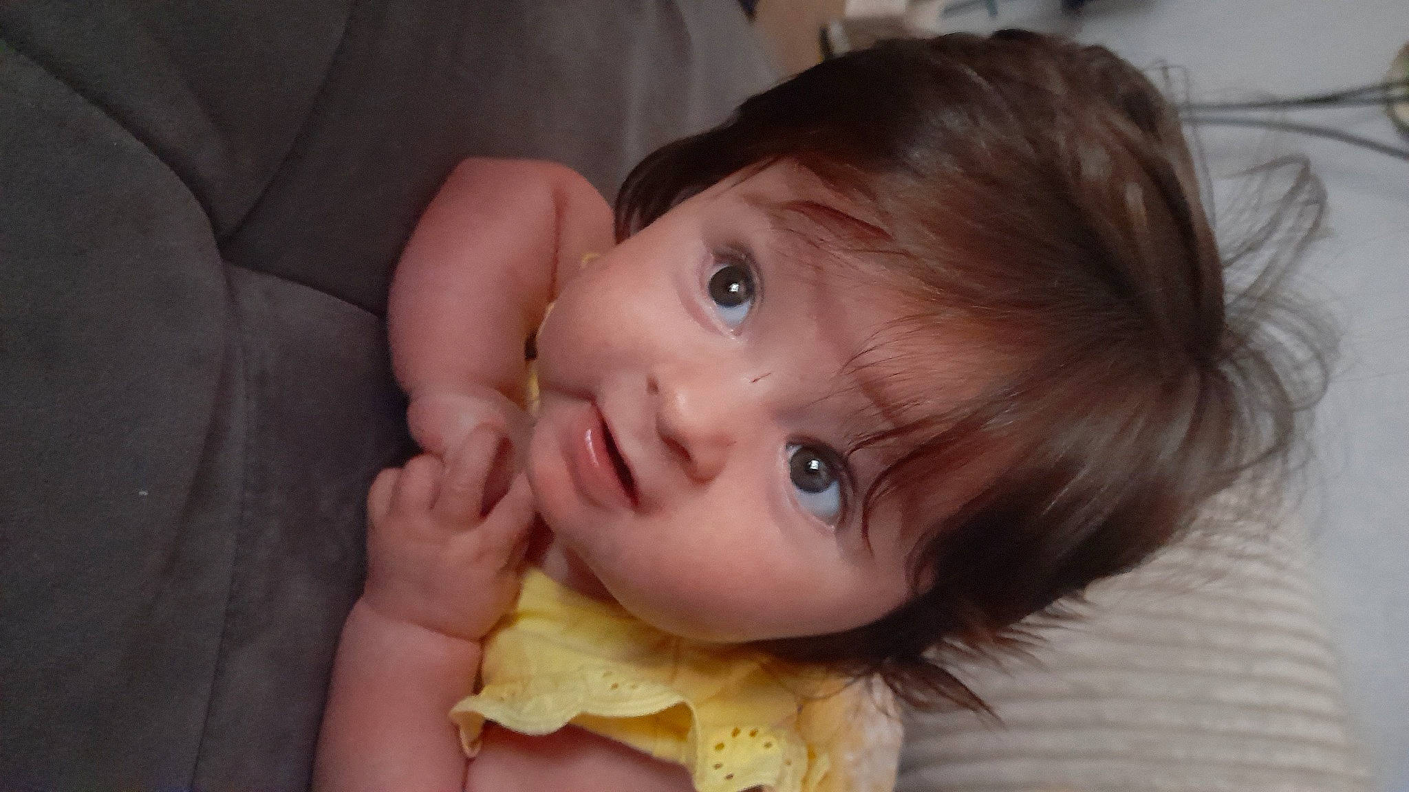 Alba participe au concours pour gagner de l'argent avec cette photo : baby, baby_toddler_clothing, cheek, child, chin, ear, eye, eyelash, face, gesture, happy, head, iris, lip, mouth, neck, nose, person, skin, smile