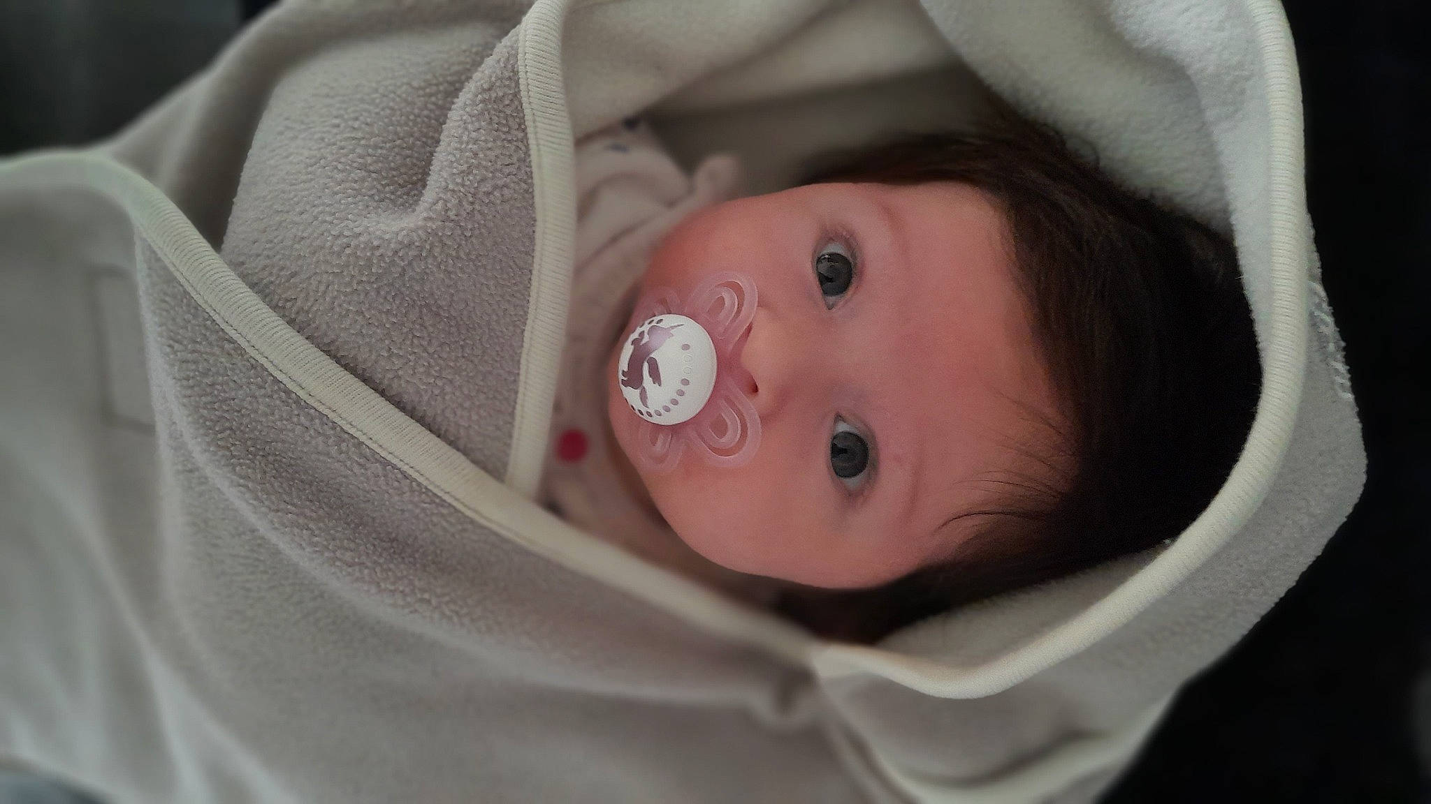 Alba participe au concours pour gagner de l'argent avec cette photo : arm, baby, baby_products, baby_toddler_clothing, cheek, child, close_up, comfort, eye, eyebrow, eyelash, head, human_body, iris, linens, lip, nose, person, skin, sleeve
