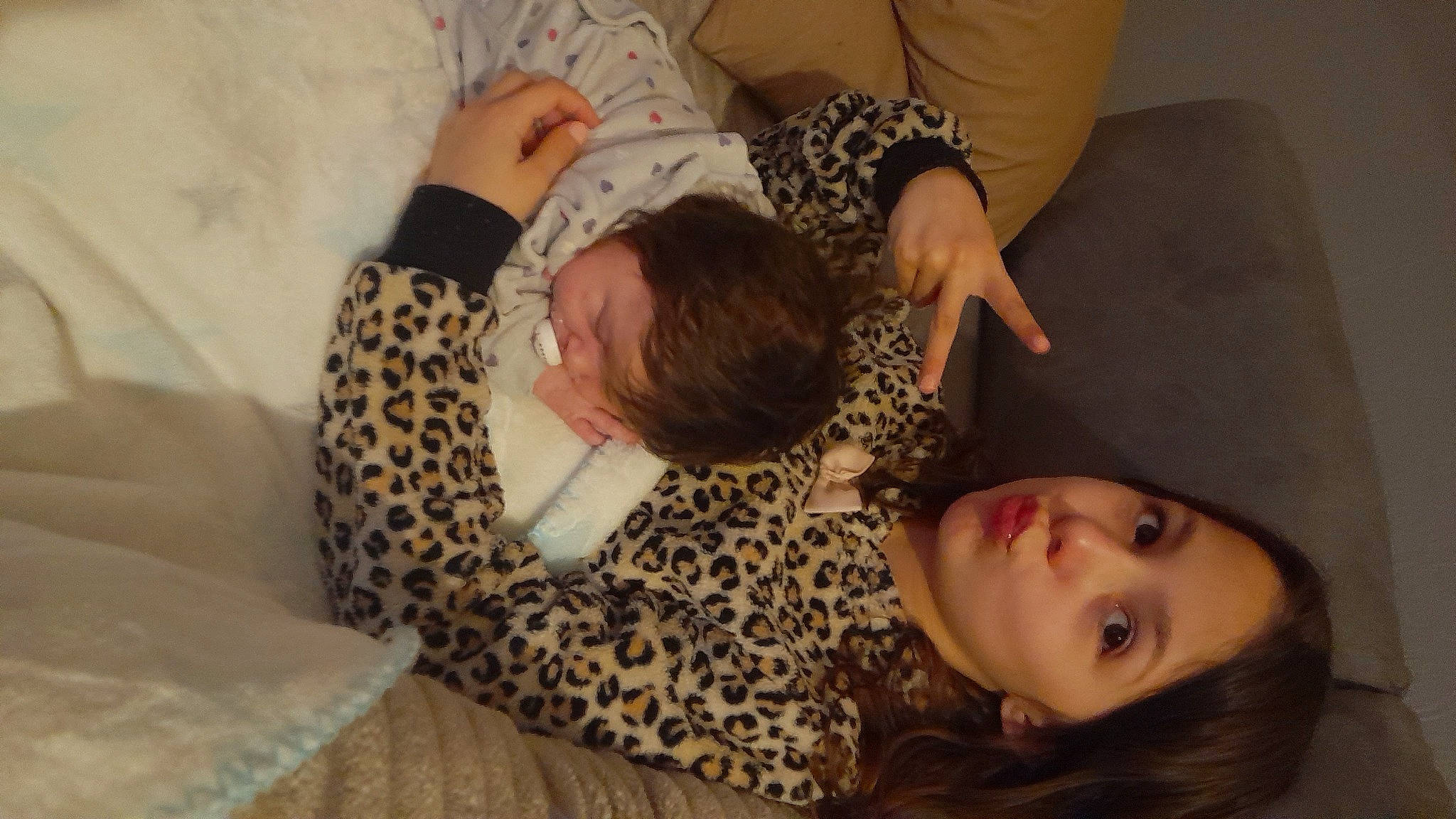 Le A participe au concours pour gagner de l'argent avec cette photo : blond, child, comfort, couch, elbow, fun, gesture, happy, human_leg, linens, long_hair, mammal, pattern, person, skin, sunglasses, textile, tree, vertebrate, wood