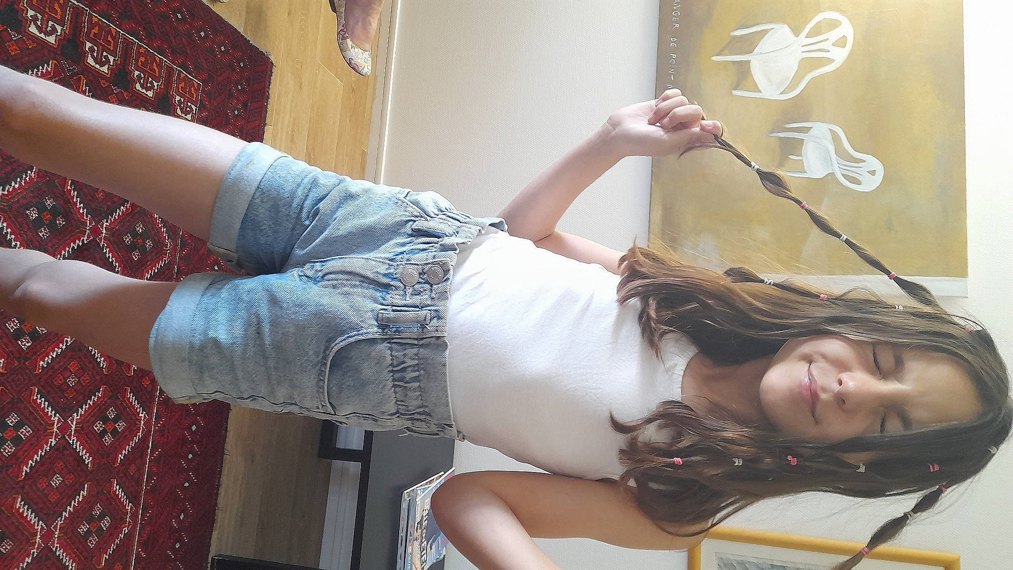 Le A a rejoint le concours — aidez-le/la à gagner de superbes lots ! arm, beauty, black_hair, elbow, eye, eyelash, flash_photography, gesture, hair, hand, joint, knee, leg, organ, person, shoulder, smile, thigh, trunk, waist