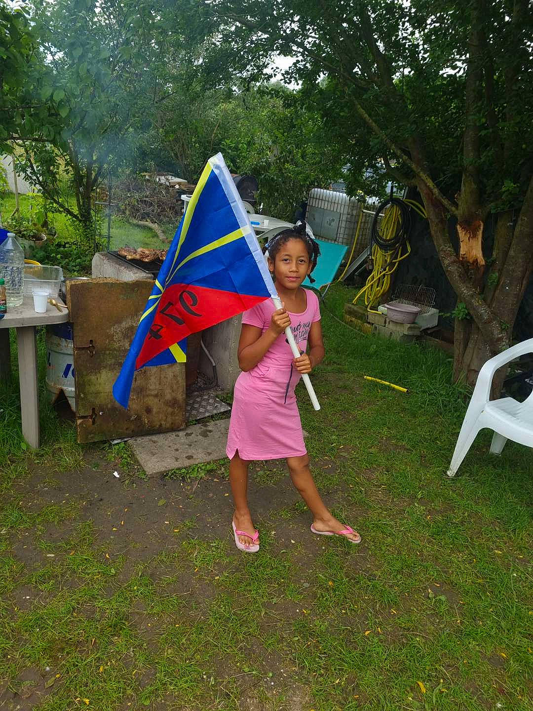 Kaylliah participe au concours pour gagner de l'argent avec cette photo : automotive_wheel_system, child_art, event, fun, garden, grass, grassland, joy, lawn, leisure, people_in_nature, person, plant, play, pole, recreation, shade, shorts, toddler, tree