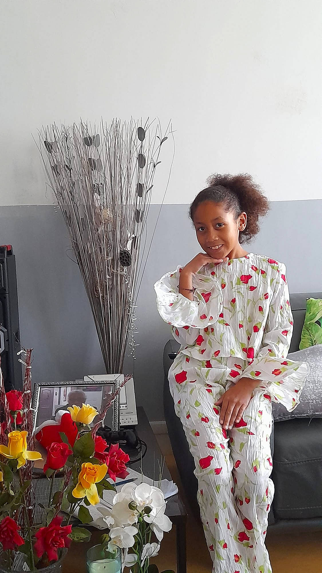 Kaylliah a rejoint le concours — aidez-le/la à gagner de superbes lots ! artificial_flower, bouquet, cut_flowers, event, fashion_design, floral_design, floristry, flower, flower_arranging, formal_wear, happy, joy, peach, person, petal, photograph, plant, rose, sleeve, smile