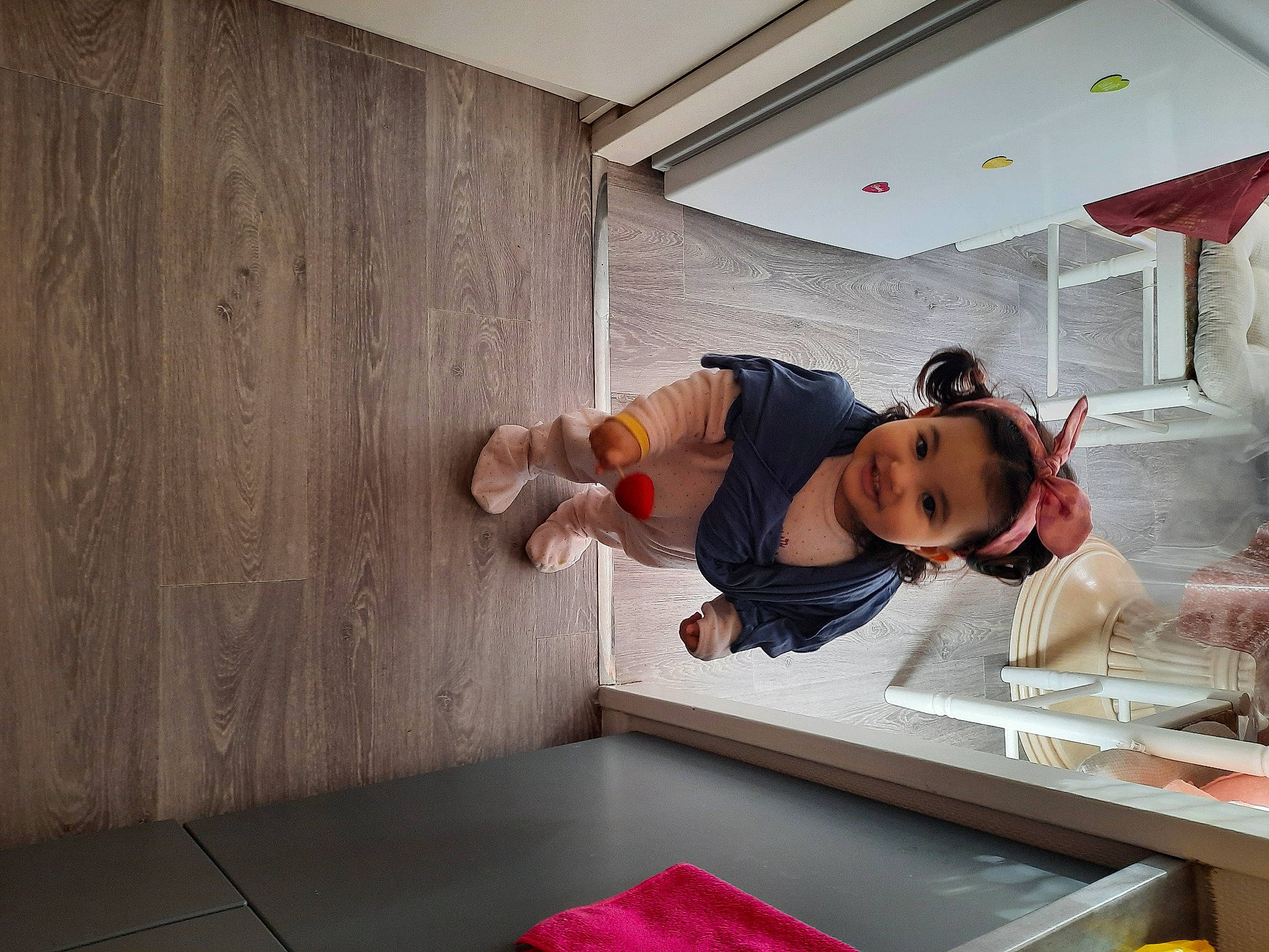 Lyn a rejoint le concours — aidez-le/la à gagner de superbes lots ! building, ceiling, child, comfort, elbow, floor, flooring, fun, hardwood, house, interior_design, joy, kitchen, leisure, person, plaster, room, t_shirt, toddler, window