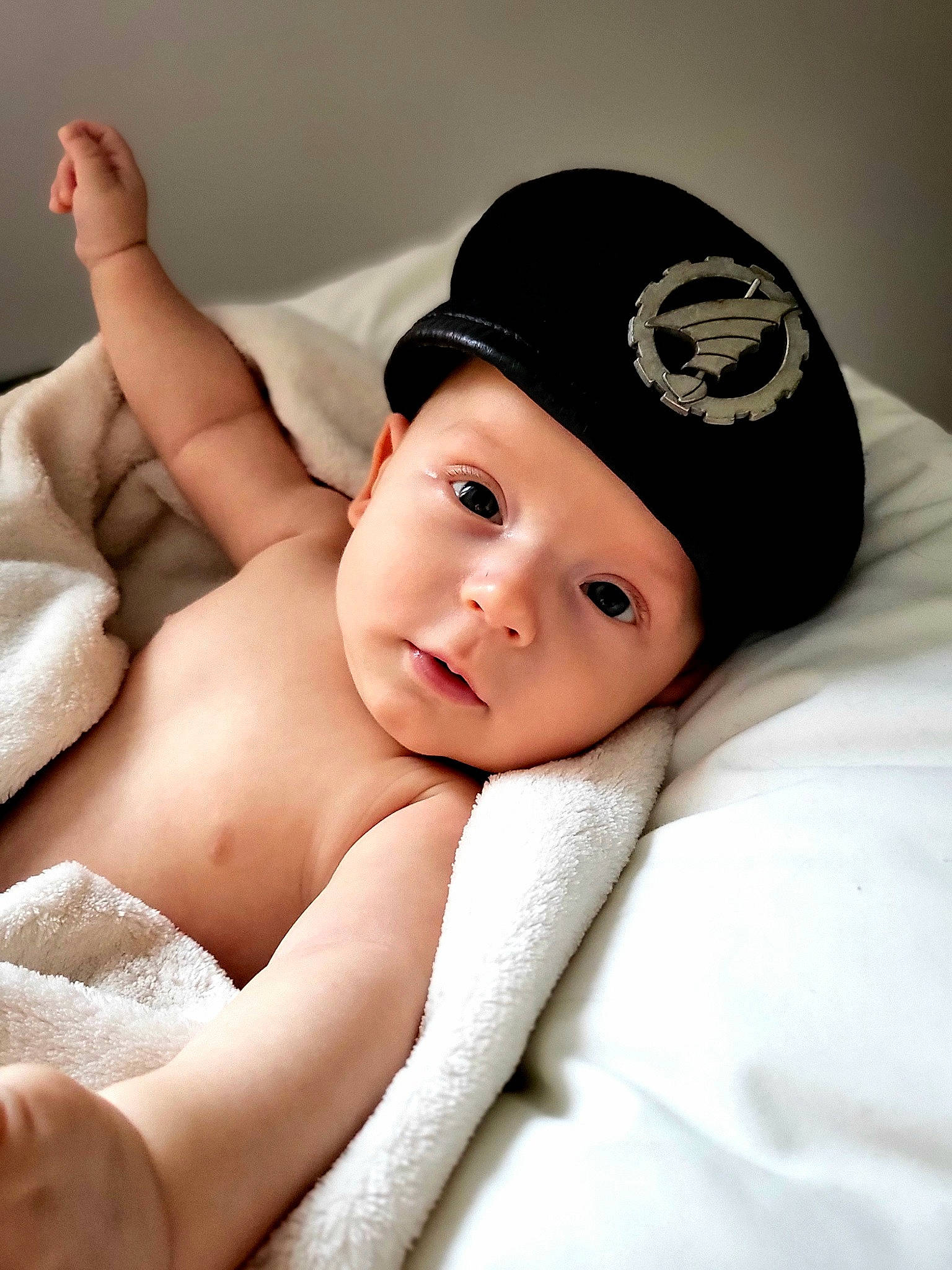 Mathys participe au concours pour gagner de l'argent avec cette photo : abdomen, baby, baby_sleeping, baby_toddler_clothing, cap, child, comfort, eyelash, finger, flash_photography, happy, headgear, headwear, linens, lip, muscle, person, skin, stomach, textile