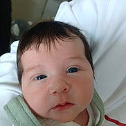 Ambre a rejoint le concours — aidez-le/la à gagner de superbes lots ! baby, child, closeup, clothing, cute, expression, eyes, face, gentle, green_outfit, hair, holding, indoors, infant, person, portrait, skin, soft_light, white_shirt, young