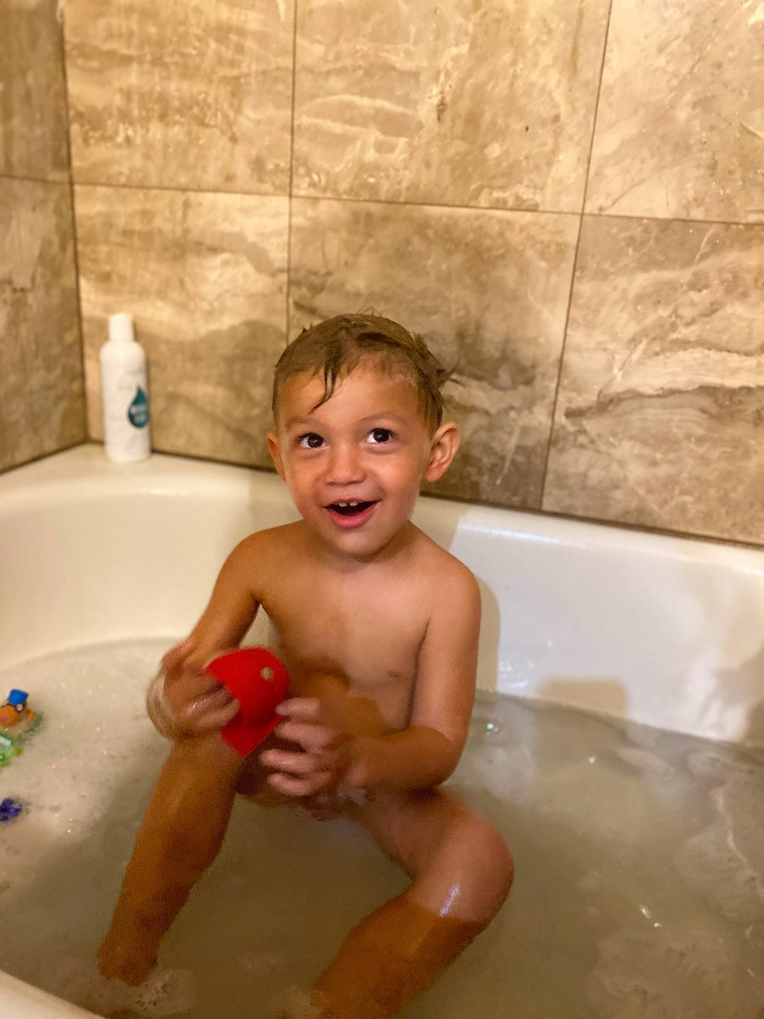 Isiah is registered to the contest to win money with this photo: baby, baby_bathing, bathing, bathroom, bathtub, chest, child, composite_material, fluid, foot, fun, joy, leisure, liquid, person, personal_care, plumbing, plumbing_fixture, smile, thumb