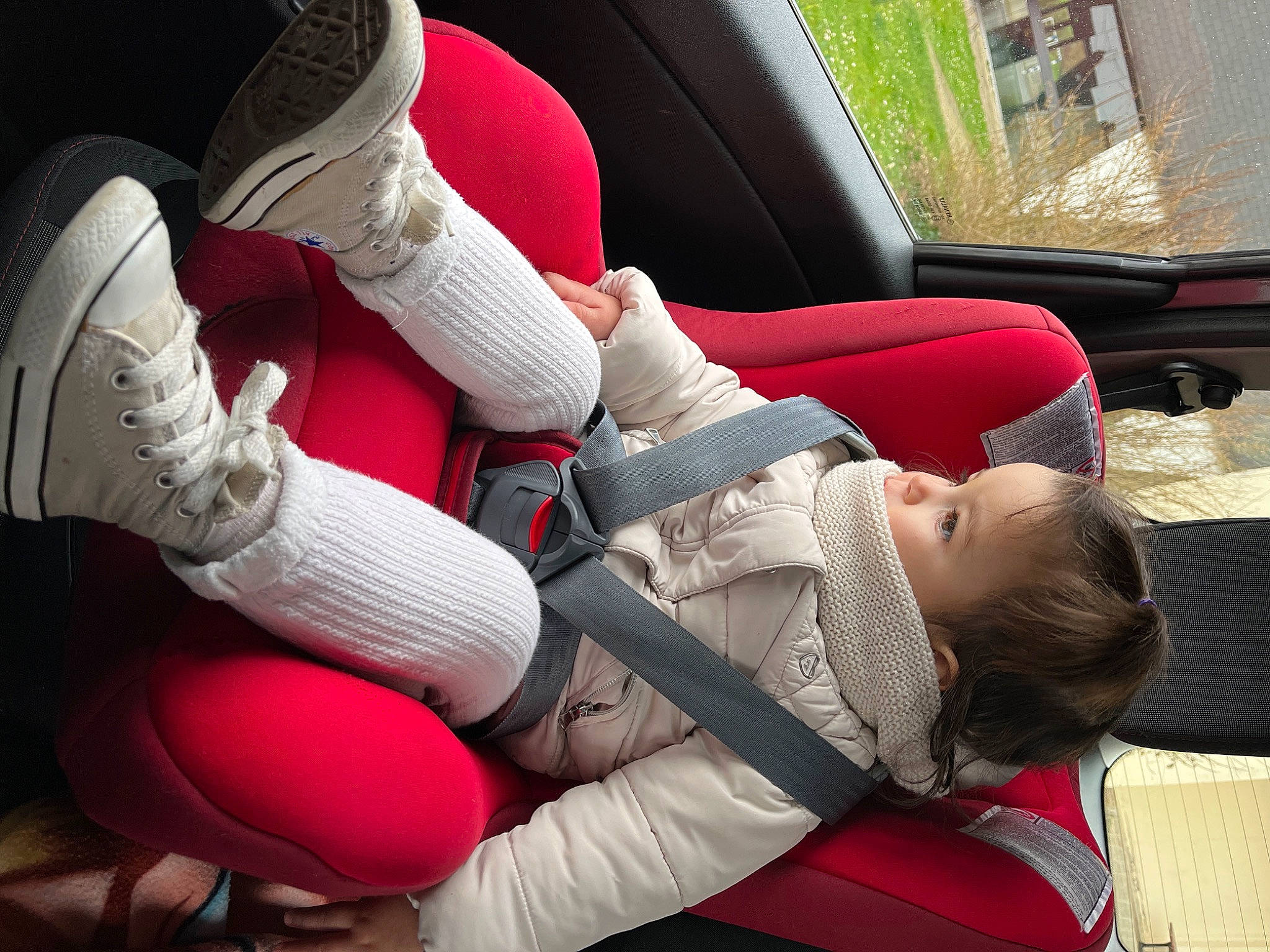 Amëlia a rejoint le concours — aidez-le/la à gagner de superbes lots ! arm, automotive_design, baby, baby_carriage, car_seat, car_seat_cover, child, comfort, elbow, finger, gesture, hand, human_leg, knee, lap, motor_vehicle, person, product, thigh, vehicle_door