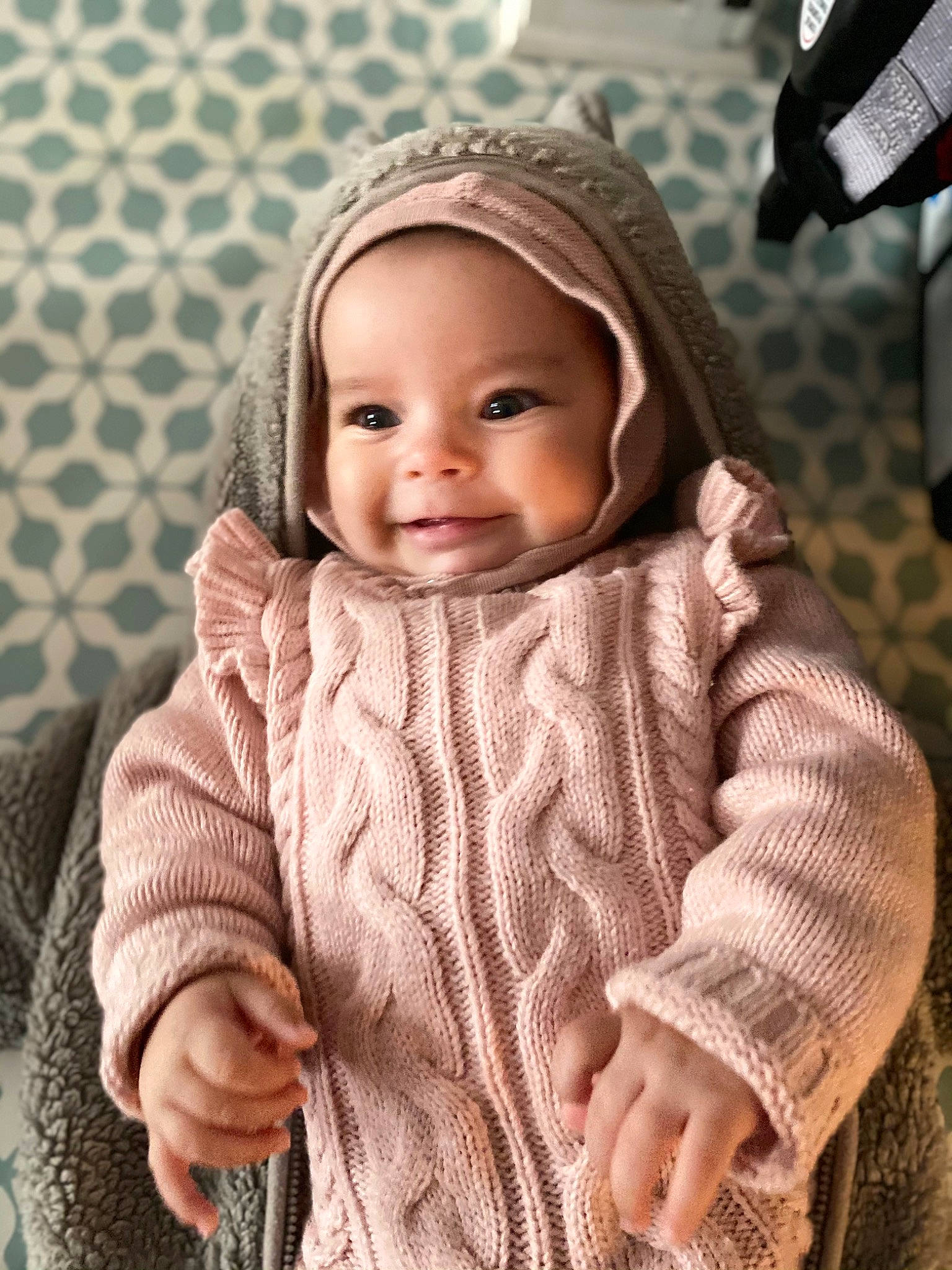 Amëlia participe au concours pour gagner de l'argent avec cette photo : baby, baby_toddler_clothing, cap, cheek, child, eye, fashion_accessory, happy, headwear, iris, joy, knit_cap, lip, nose, outerwear, pattern, person, skin, sleeve, smile