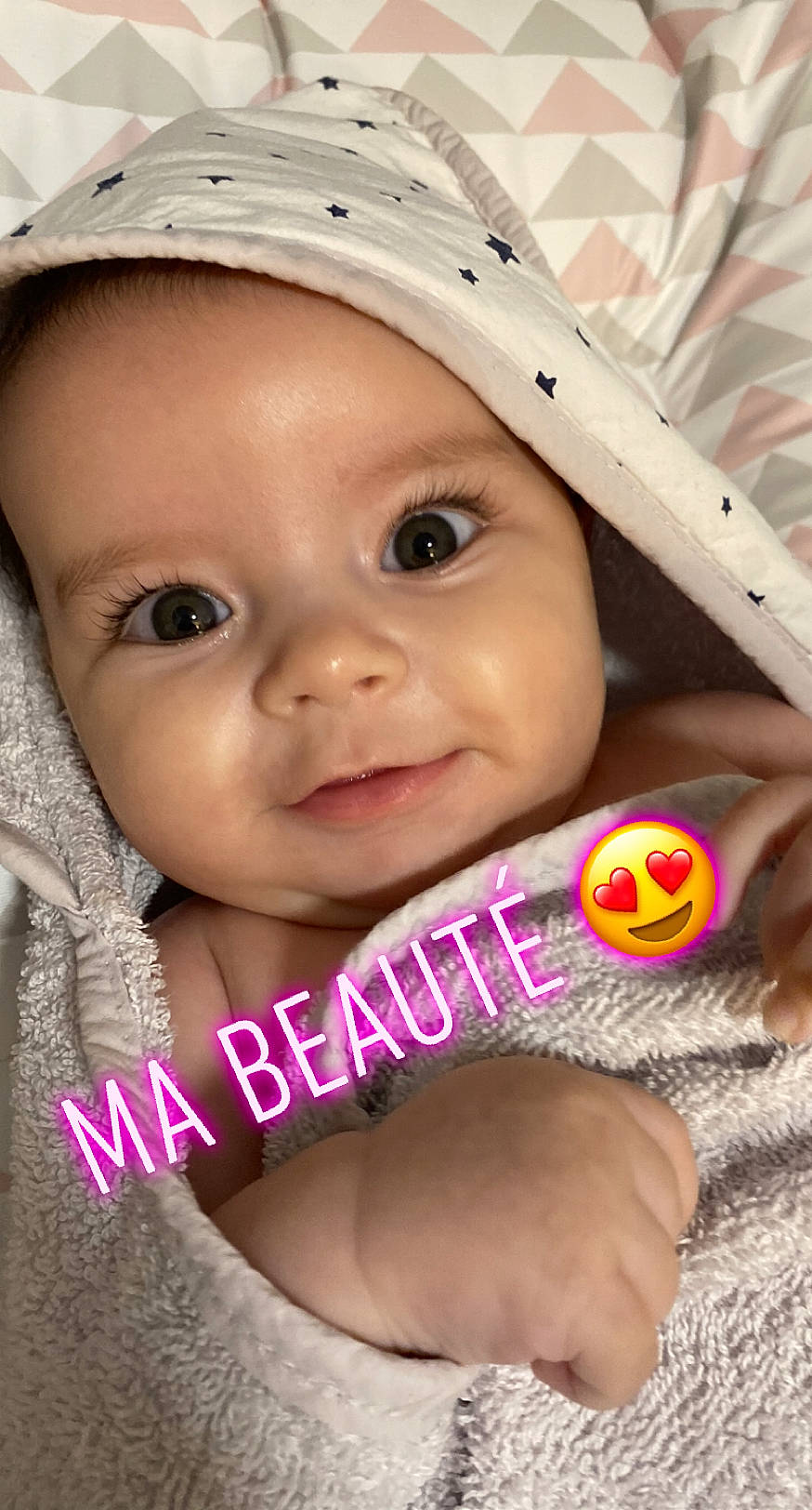 Amëlia participe au concours pour gagner de l'argent avec cette photo : baby, cap, cheek, eyelash, facial_expression, gesture, happy, headgear, headwear, human, lip, mouth, nose, organ, person, pink, product, skin, smile, textile