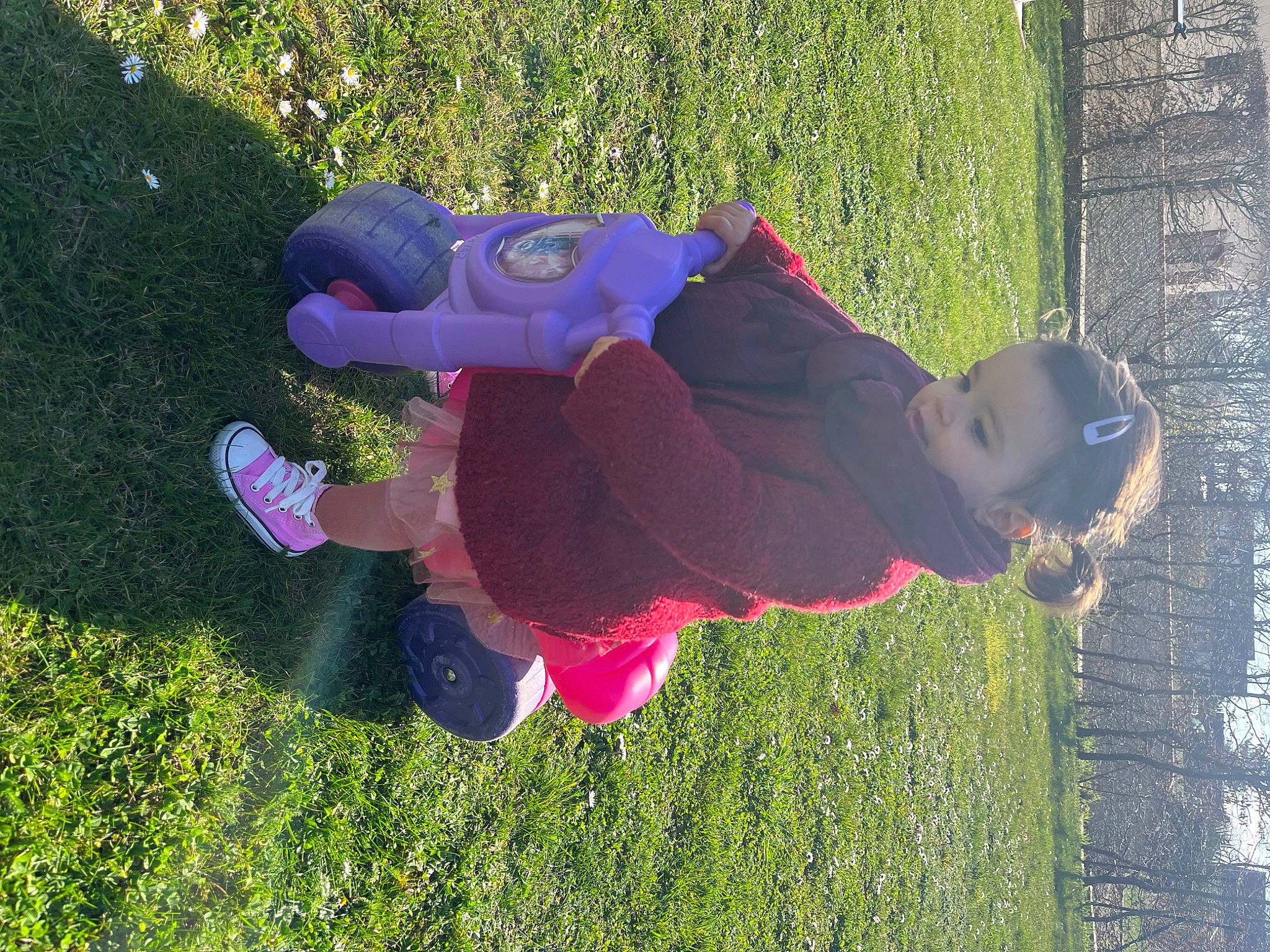 Amëlia participe au concours pour gagner de l'argent avec cette photo : baby_toddler_clothing, child, electric_blue, fun, grass, grass_family, happy, hat, lawn, leisure, magenta, people_in_nature, person, plant, purple, recreation, shadow, smile, sunlight, toddler