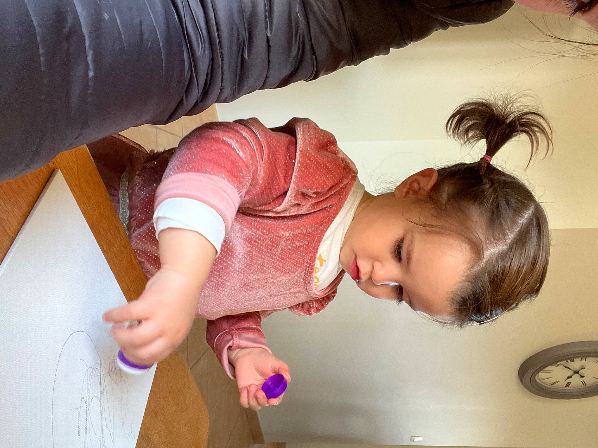 Amëlia a rejoint le concours — aidez-le/la à gagner de superbes lots ! arm, baby, baby_products, baby_safety, baby_toddler_clothing, child, comfort, elbow, eye, finger, fun, happy, home_appliance, infant_bed, mammal, pattern, person, room, sleeve, toddler