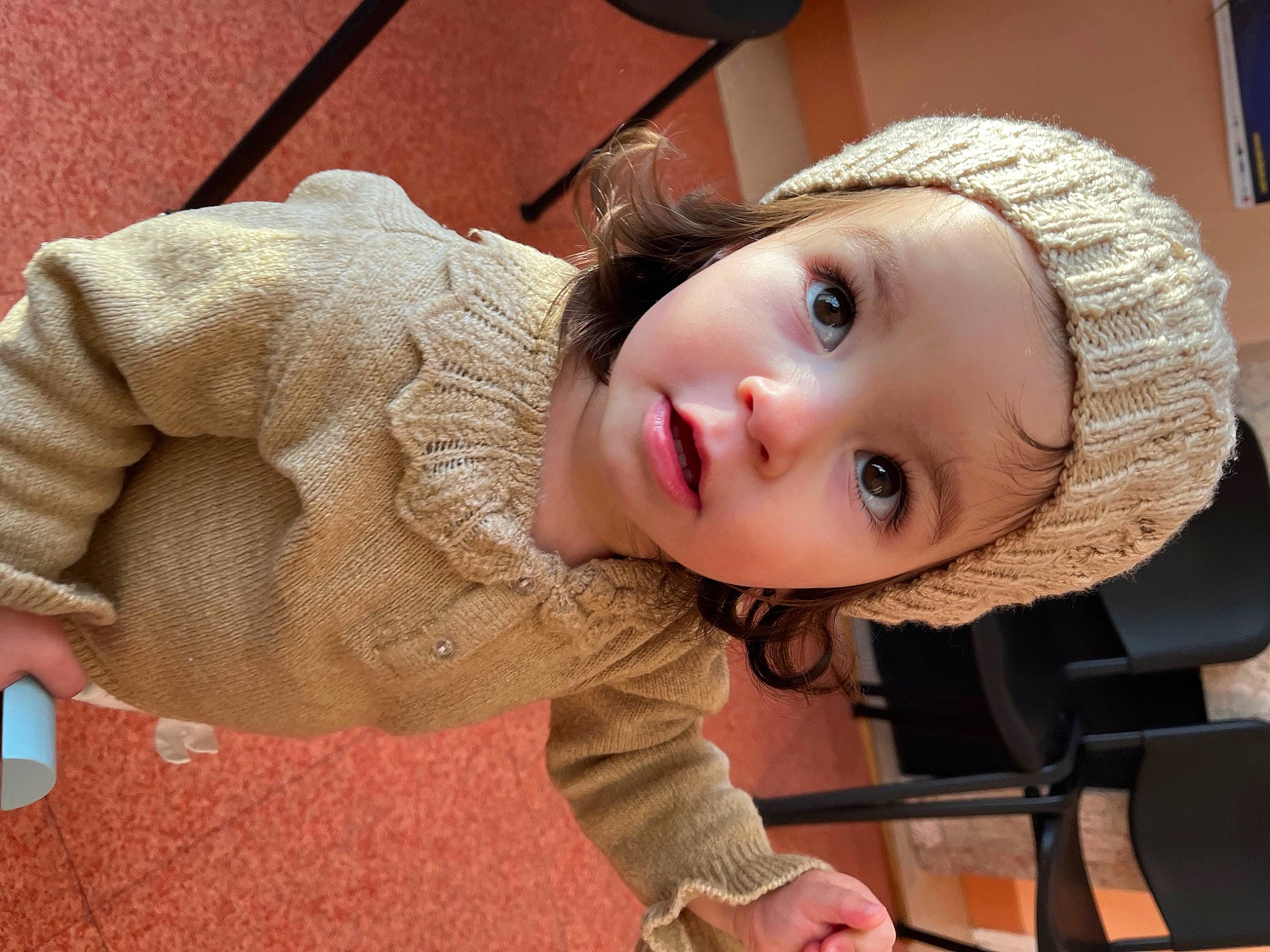 Amëlia a rejoint le concours — aidez-le/la à gagner de superbes lots ! baby, baby_toddler_clothing, cap, cheek, child, eyebrow, eyelash, flooring, fun, happy, iris, lip, mammal, mouth, nose, outerwear, person, skin, sleeve, toddler