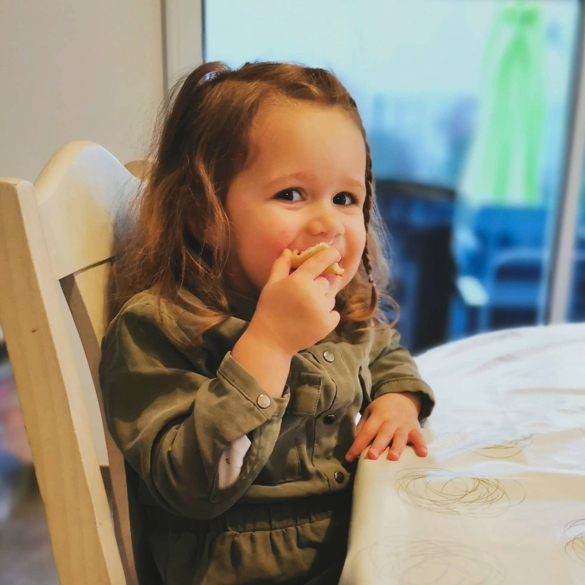 Milena a rejoint le concours — aidez-le/la à gagner de superbes lots ! baby_toddler_clothing, chair, cheek, child, comfort, flooring, fun, gesture, hairstyle, happy, iris, nose, person, room, sitting, smile, table, tablecloth, thumb, toddler