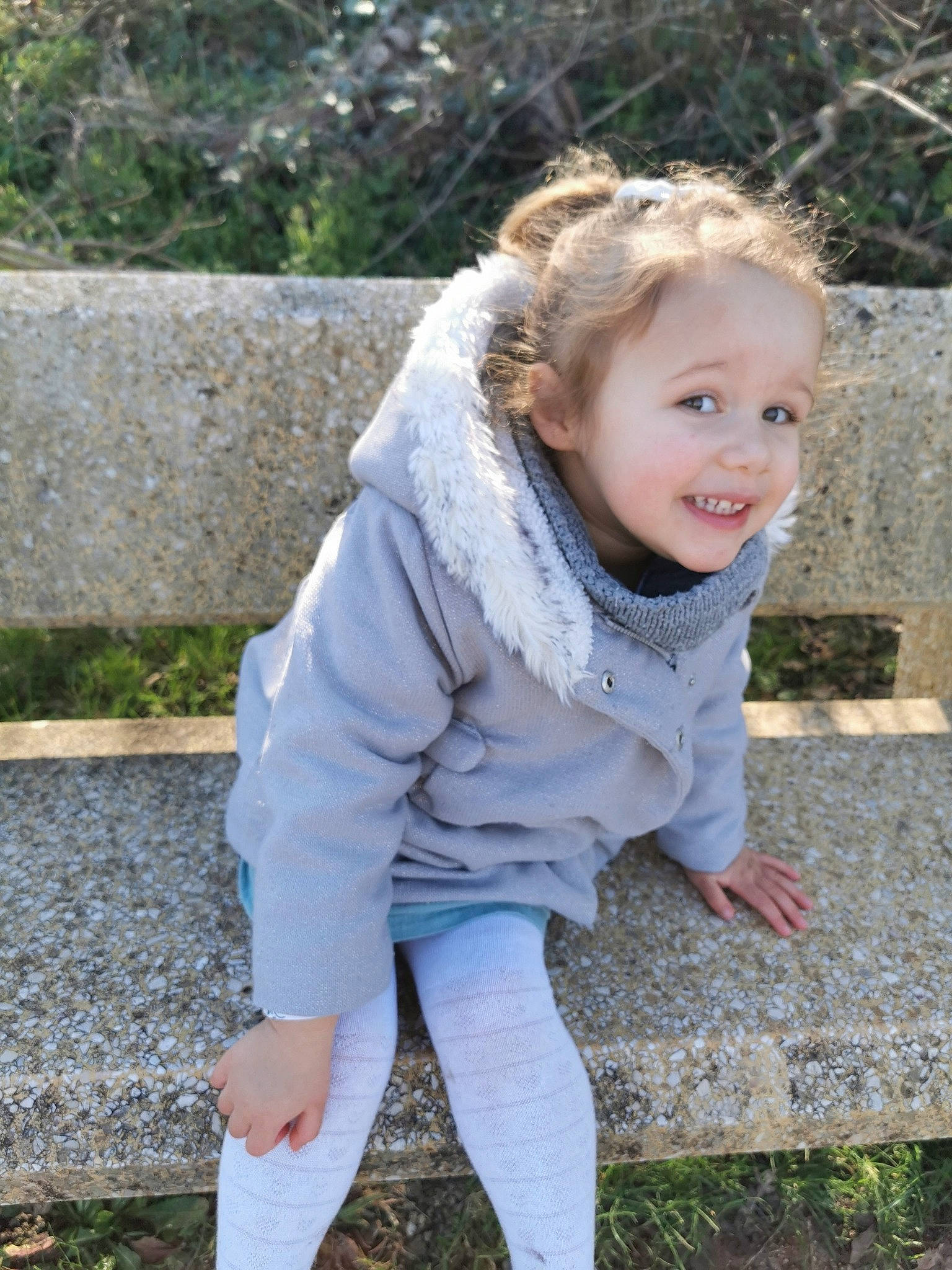 Milena participe au concours pour gagner de l'argent avec cette photo : blond, brown_hair, child, clothing, electric_blue, face, fashion_accessory, fawn, fur, grass, happy, joy, lip, pattern, people_in_nature, person, sitting, sleeve, smile, soil