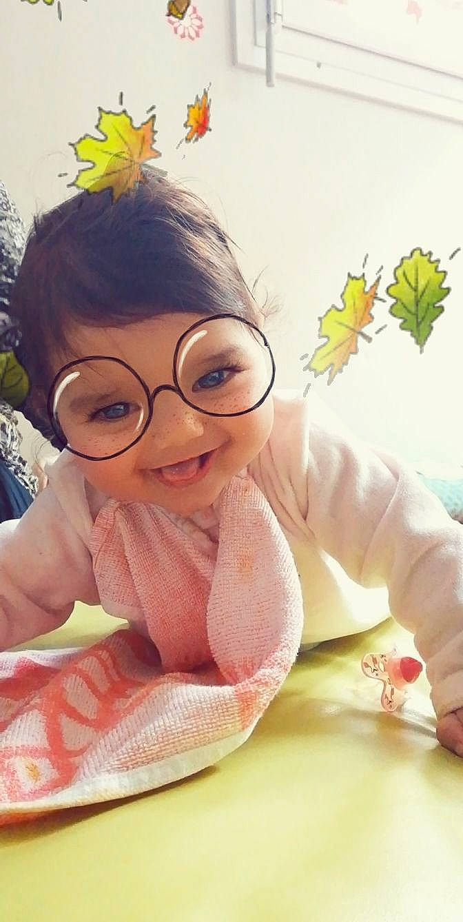 Isra a rejoint le concours — aidez-le/la à gagner de superbes lots ! baby, child, eyewear, glasses, hair_accessory, happy, headband, nose, person, plant, smile, toddler