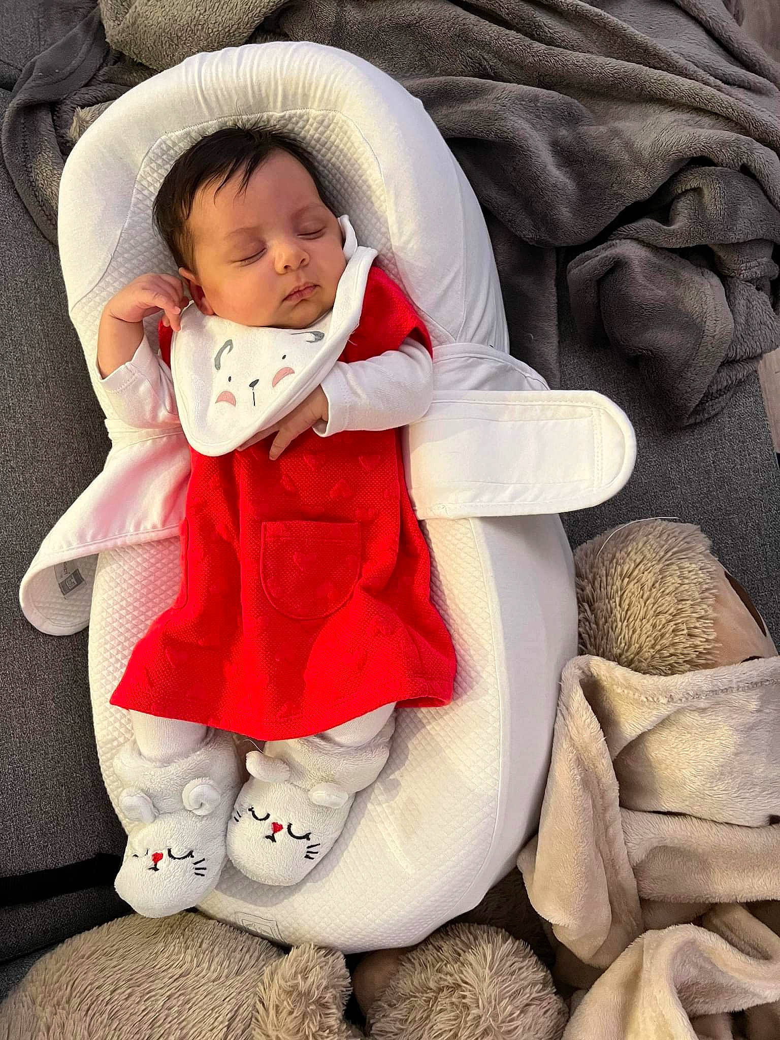 Elena a rejoint le concours — aidez-le/la à gagner de superbes lots ! baby, baby_products, baby_safety, baby_sleeping, baby_toddler_clothing, carmine, child, comfort, face, foot, fur, gesture, hand, happy, linens, person, sitting, sleeve, textile, thumb