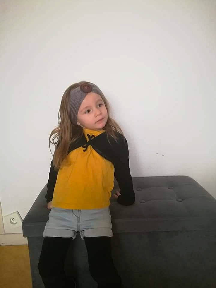 Kyara participe au concours pour gagner de l'argent avec cette photo : abdomen, cheek, fun, headwear, joint, knee, leg, long_hair, neck, outerwear, person, photography, shoulder, sitting, sleeve, standing, thigh, tights, trunk, white