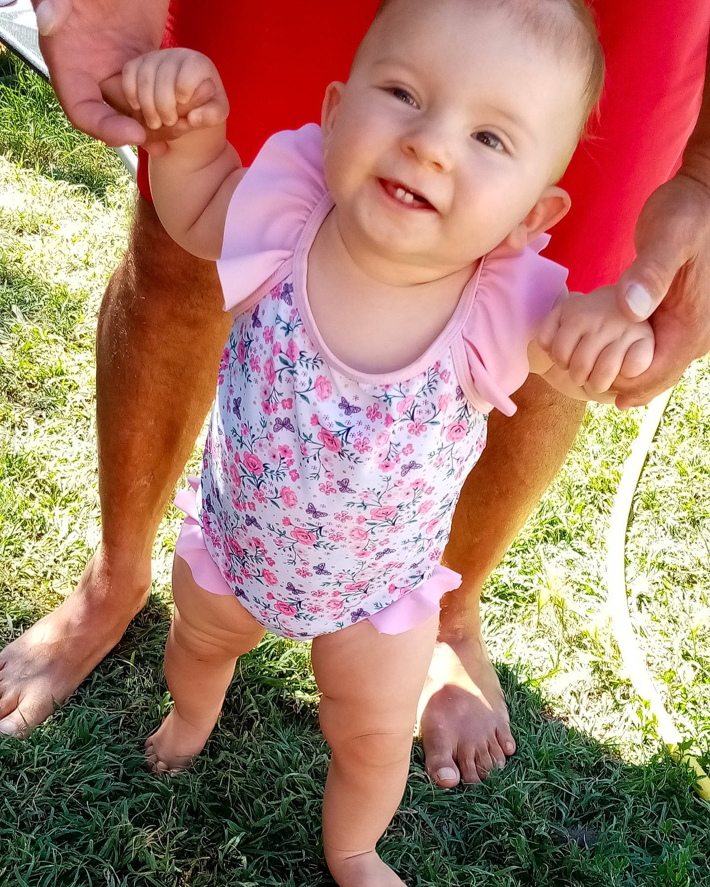 Anastasia participe au concours pour gagner de l'argent avec cette photo : baby, baby_toddler_clothing, barefoot, child, finger, fun, grass, green, hand, happy, leg, person, pink, plant, play, skin, smile, summer, thumb, toddler