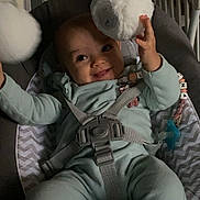 Lyssana a rejoint le concours — aidez-le/la à gagner de superbes lots ! baby, child, infant, smile, happy, toy, plush, seat, straps, clothing, indoor, play, cute, young, person, face, hand, comfort, babygear, pacifier