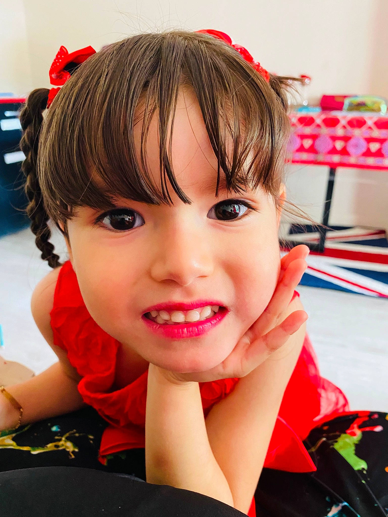 Julie a rejoint le concours — aidez-le/la à gagner de superbes lots ! bangs, black_hair, brown_hair, carmine, child, chin, cool, electric_blue, eyebrow, eyelash, fashion_accessory, happy, hime_cut, joy, lip, long_hair, mouth, person, pink, red