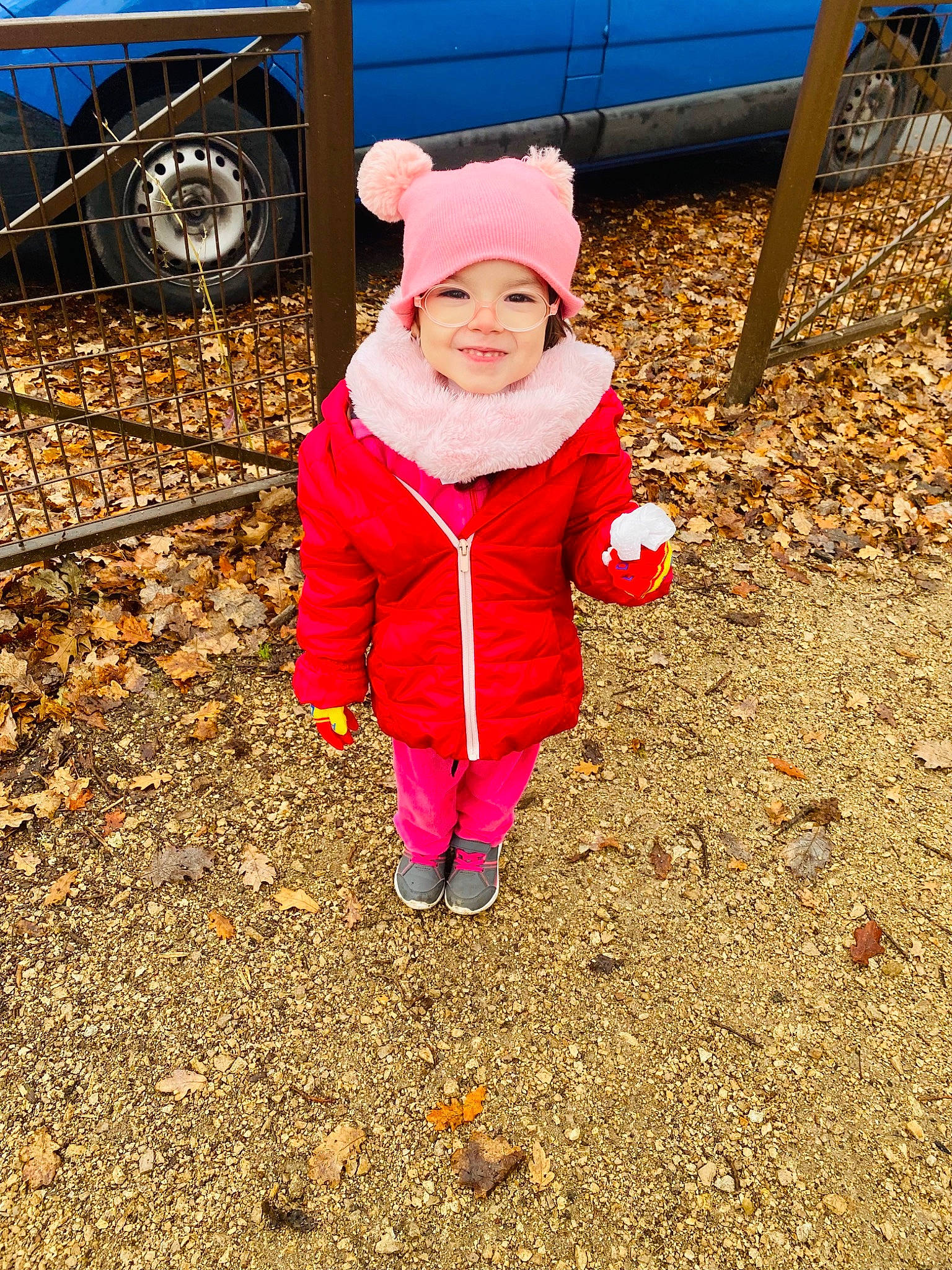 Julie a rejoint le concours — aidez-le/la à gagner de superbes lots ! automotive_tire, baby_toddler_clothing, cap, city, face, flooring, fun, grass, happy, hat, headwear, jacket, joy, leaf, leisure, people_in_nature, person, public_space, smile, tints_and_shades