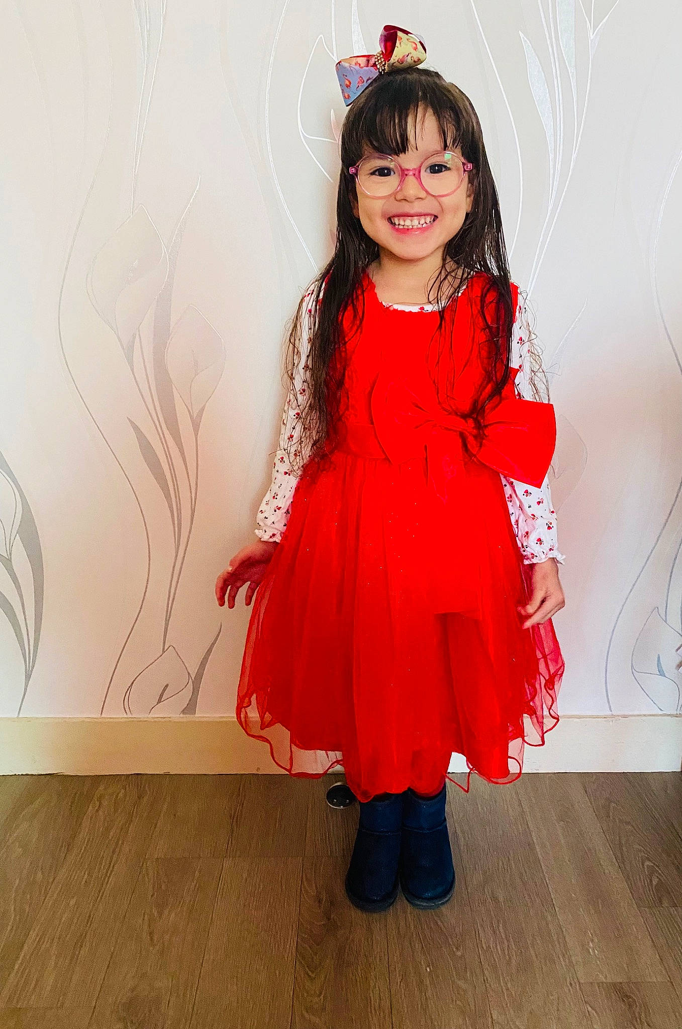 Julie a rejoint le concours — aidez-le/la à gagner de superbes lots ! arm, clothing, day_dress, dress, eye, face, fashion_design, flooring, formal_wear, happy, human_body, iris, joy, long_hair, neck, one_piece_garment, person, sleeve, smile, toddler