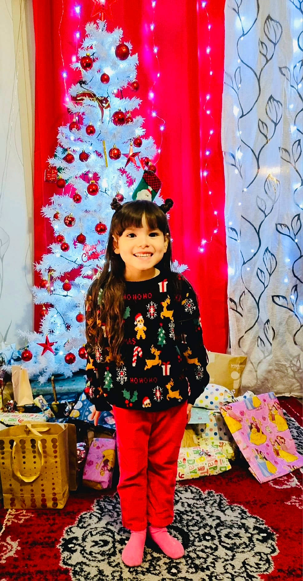 Julie participe au concours pour gagner de l'argent avec cette photo : bag, child, curtain, decoration, event, fashion_design, fun, happy, holiday, joy, luggage_and_bags, magenta, pattern, person, photograph, pink, purple, room, sleeve, snapshot