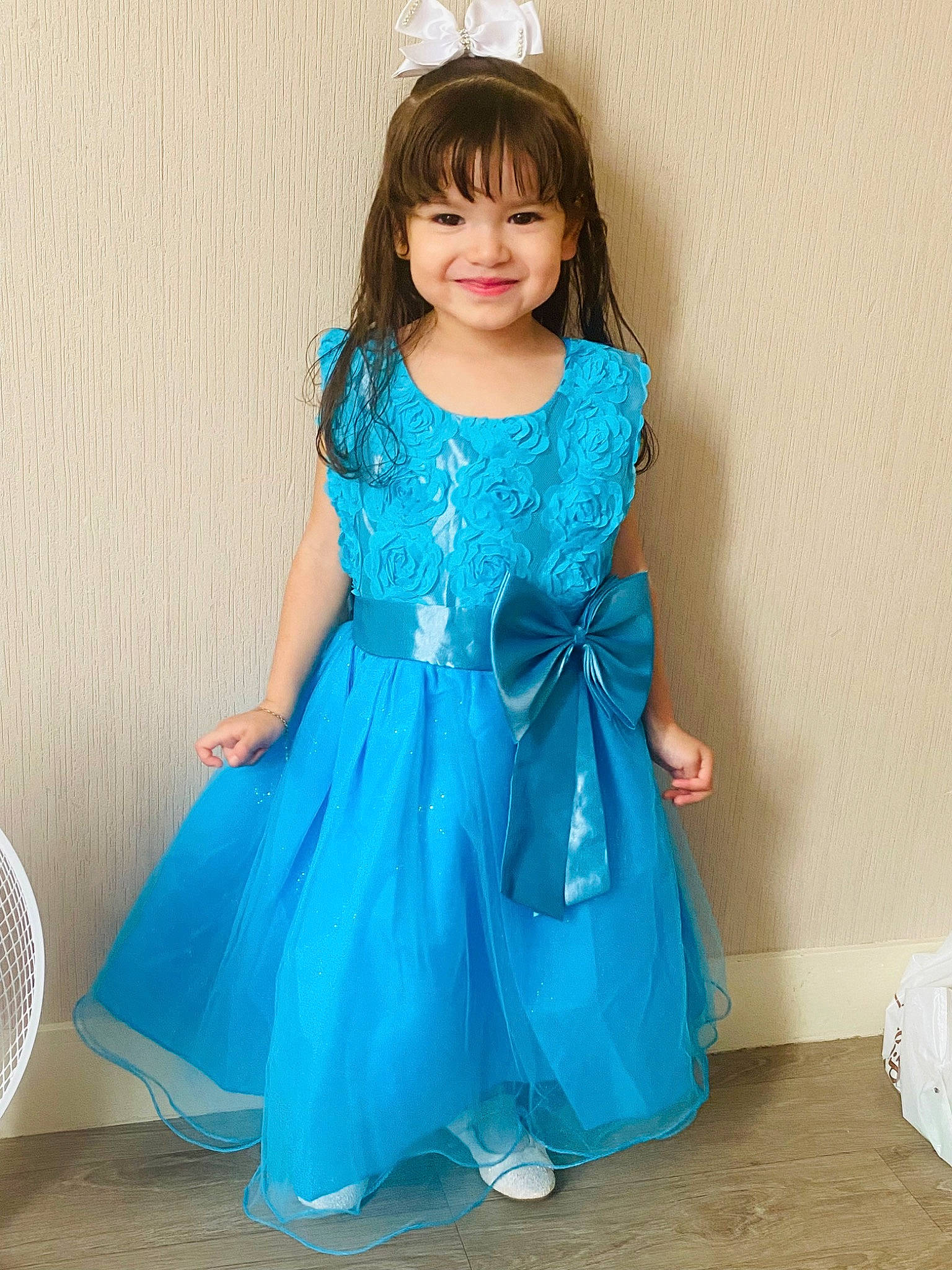 Julie a rejoint le concours — aidez-le/la à gagner de superbes lots ! arm, day_dress, dress, electric_blue, embellishment, event, fashion_design, formal_wear, gown, happy, iris, joy, long_hair, mechanical_fan, neck, one_piece_garment, pattern, person, sleeve, smile