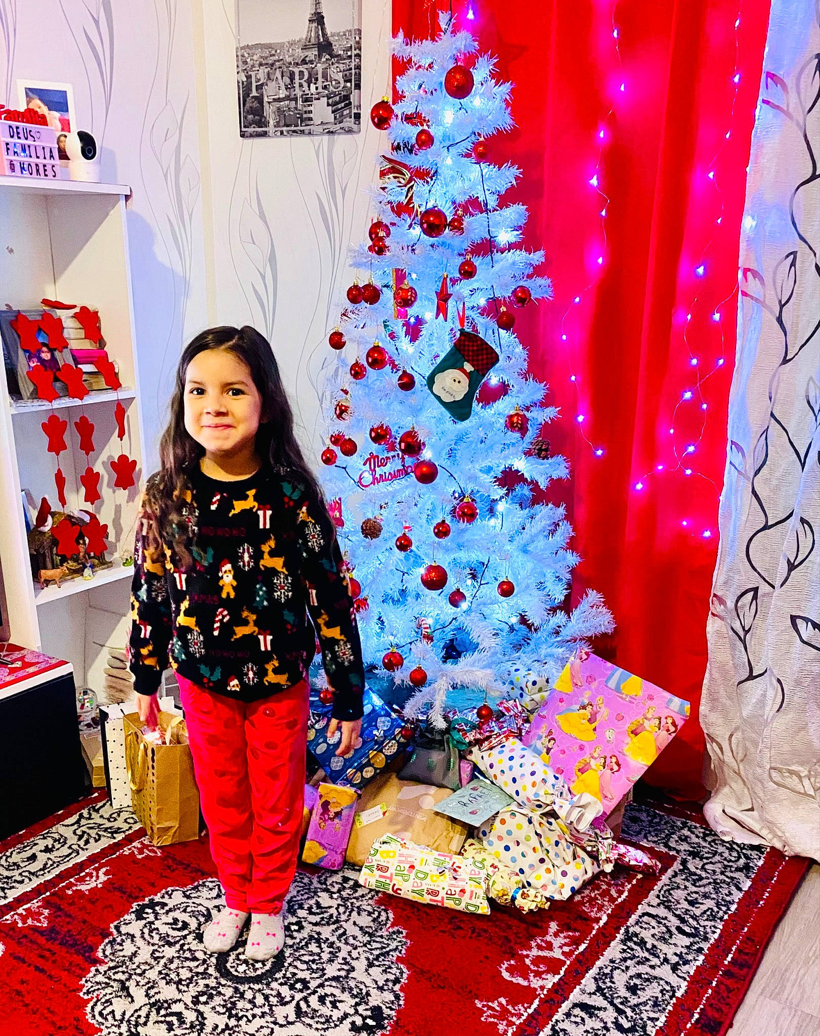 Jade a rejoint le concours — aidez-le/la à gagner de superbes lots ! christmas, christmas_decoration, christmas_ornament, christmas_tree, decoration, event, flooring, fun, happy, holiday, holiday_ornament, interior_design, joy, magenta, ornament, pattern, person, pink, purple, red