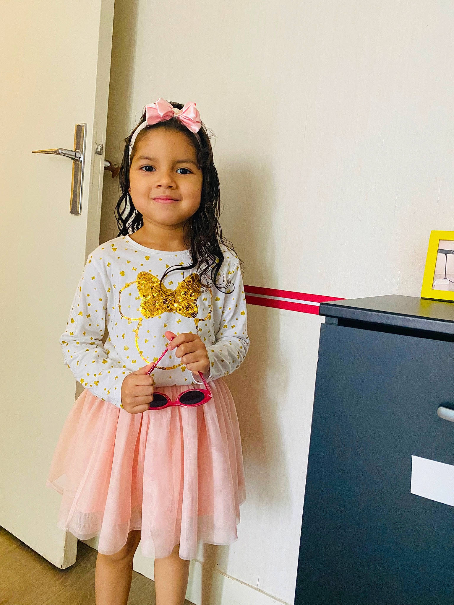 Jade a rejoint le concours — aidez-le/la à gagner de superbes lots ! baby_toddler_clothing, child, event, fashion_design, fun, happy, human_leg, jewellery, joy, magenta, peach, person, room, shoulder, skin, sleeve, smile, standing, thigh, toddler