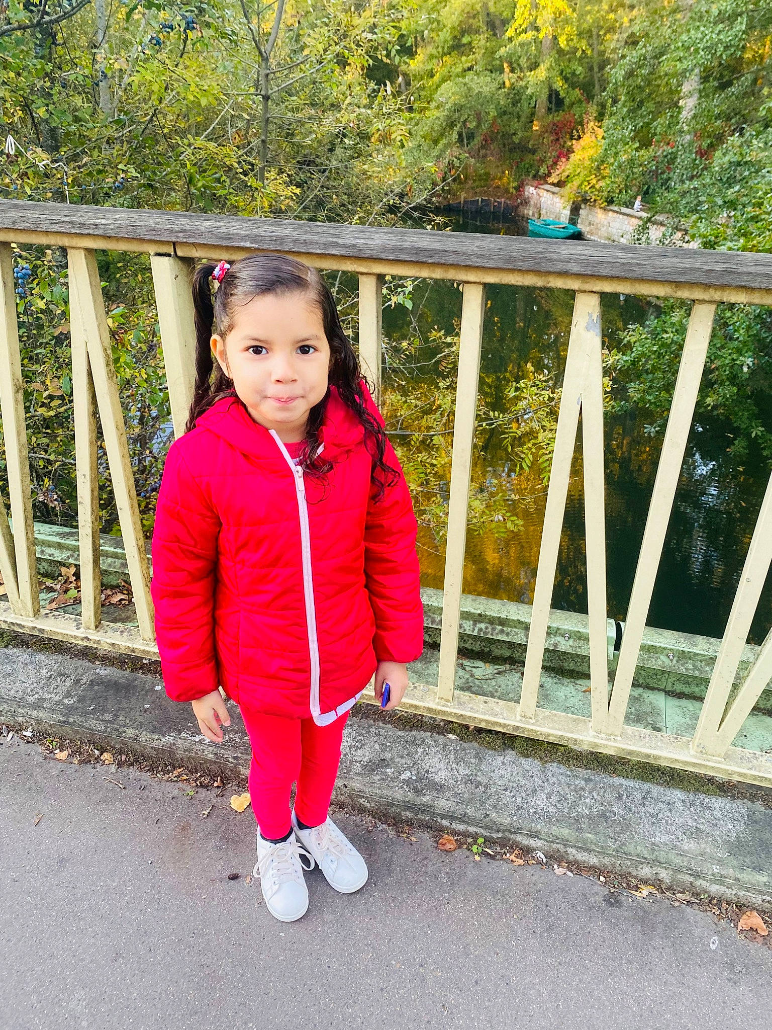 Jade a rejoint le concours — aidez-le/la à gagner de superbes lots ! child, electric_blue, fence, fun, grass, happy, jacket, leaf, leisure, magenta, pattern, people_in_nature, person, plant, recreation, sleeve, toddler, tree, vacation, walking