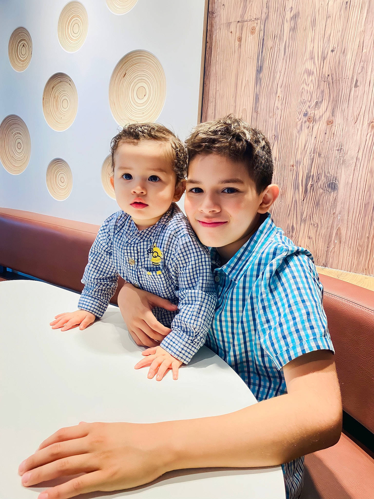 Ryel a rejoint le concours — aidez-le/la à gagner de superbes lots ! arm, azure, baby, child, comfort, couch, event, fun, gesture, hairstyle, happy, joy, leisure, pattern, person, room, shoulder, sitting, sleeve, smile