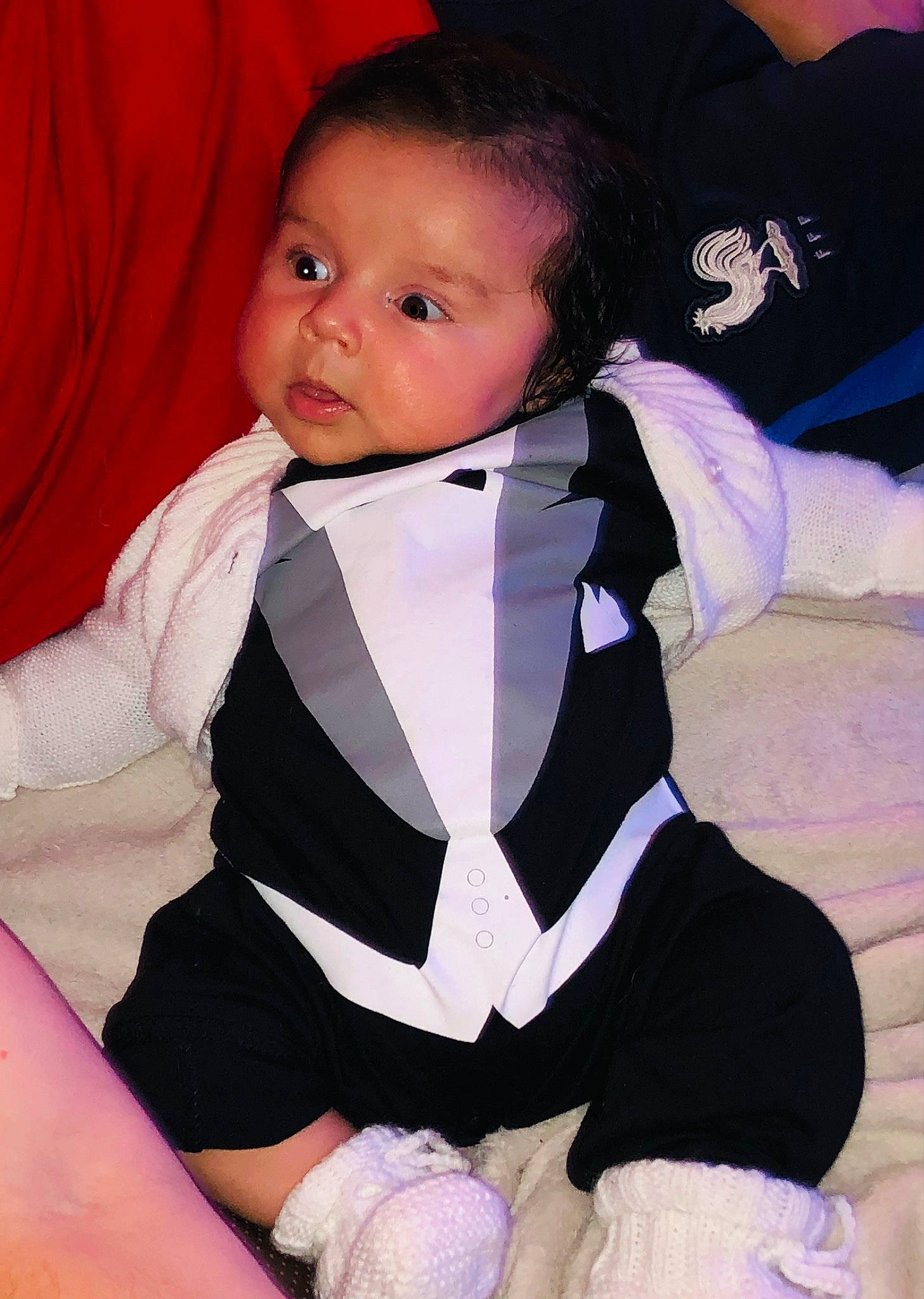Bjorn a rejoint le concours — aidez-le/la à gagner de superbes lots ! baby, baby_toddler_clothing, bow_tie, cheek, child, collar, formal_wear, happy, person, pink, school_uniform, sitting, skin, sleeve, sock, suit, thigh, tie, toddler, tuxedo