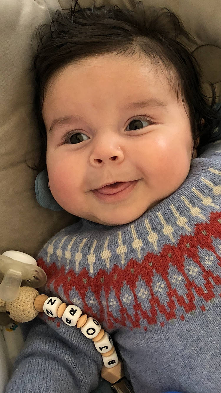 Bjorn a rejoint le concours — aidez-le/la à gagner de superbes lots ! baby_toddler_clothing, cheek, chin, clothing, eye, eyebrow, face, facial_expression, flash_photography, gesture, happy, iris, lip, mouth, neck, nose, organ, person, skin, sleeve