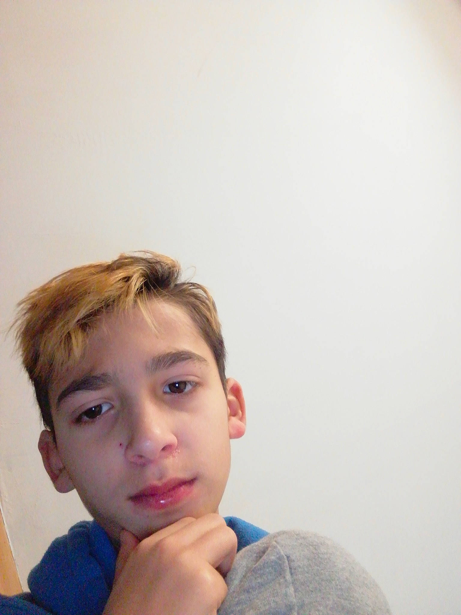 Evann participe au concours pour gagner de l'argent avec cette photo : blond, cheek, chin, cool, crop, denim, ear, eyebrow, eyelash, finger, forehead, hairstyle, jaw, neck, no_expression, person, portrait, portrait_photography, selfie, sweater